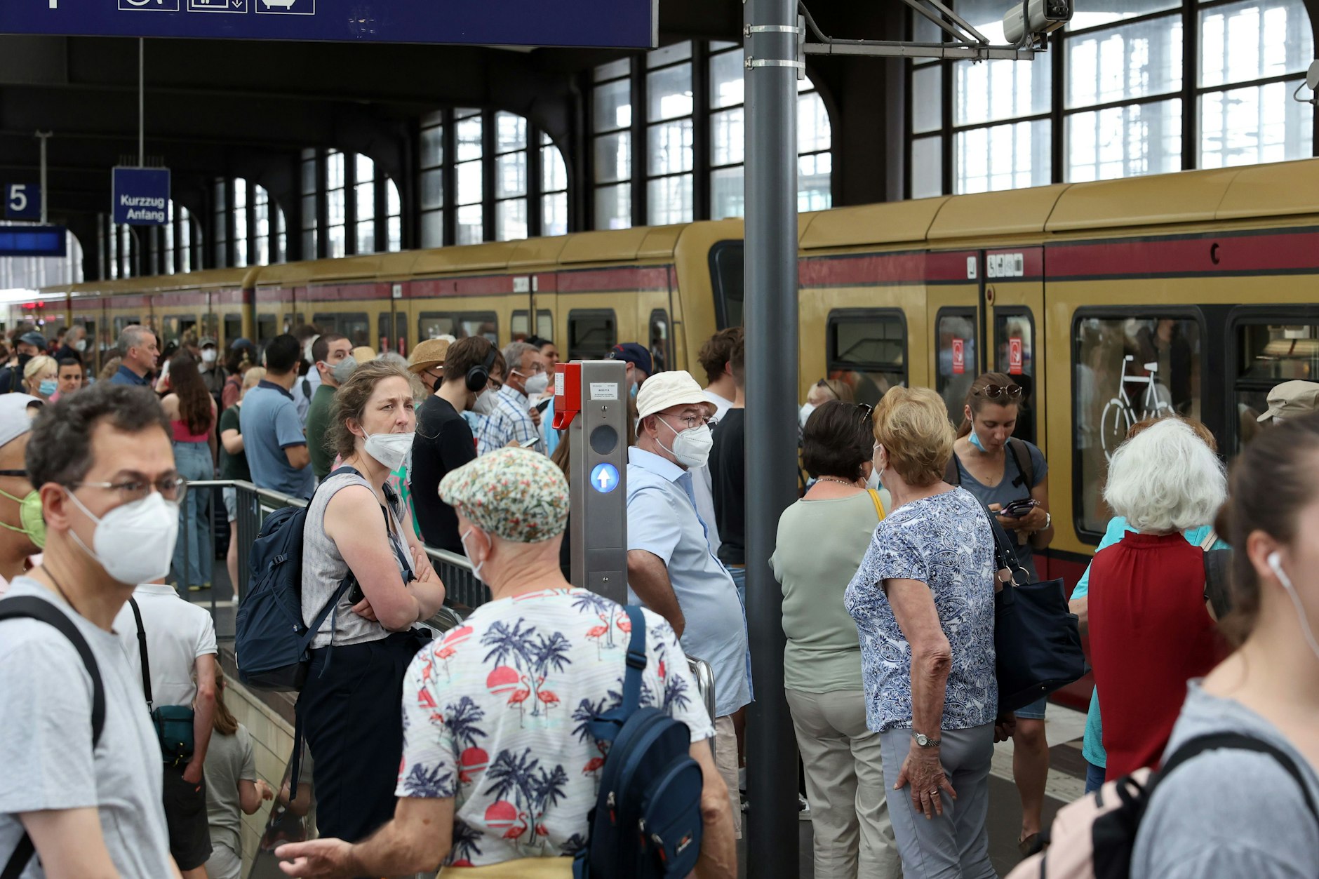 Maske oder nicht Maske? Kunden der S-Bahn am Alexanderplatz sind offensichtlich geteilter Meinung.