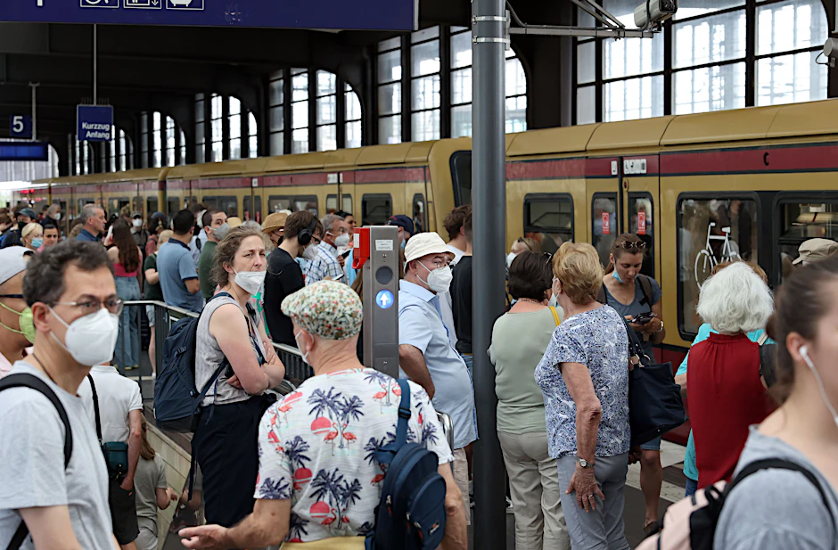 Maske oder nicht Maske? Kunden der S-Bahn am Alexanderplatz sind offensichtlich geteilter Meinung.