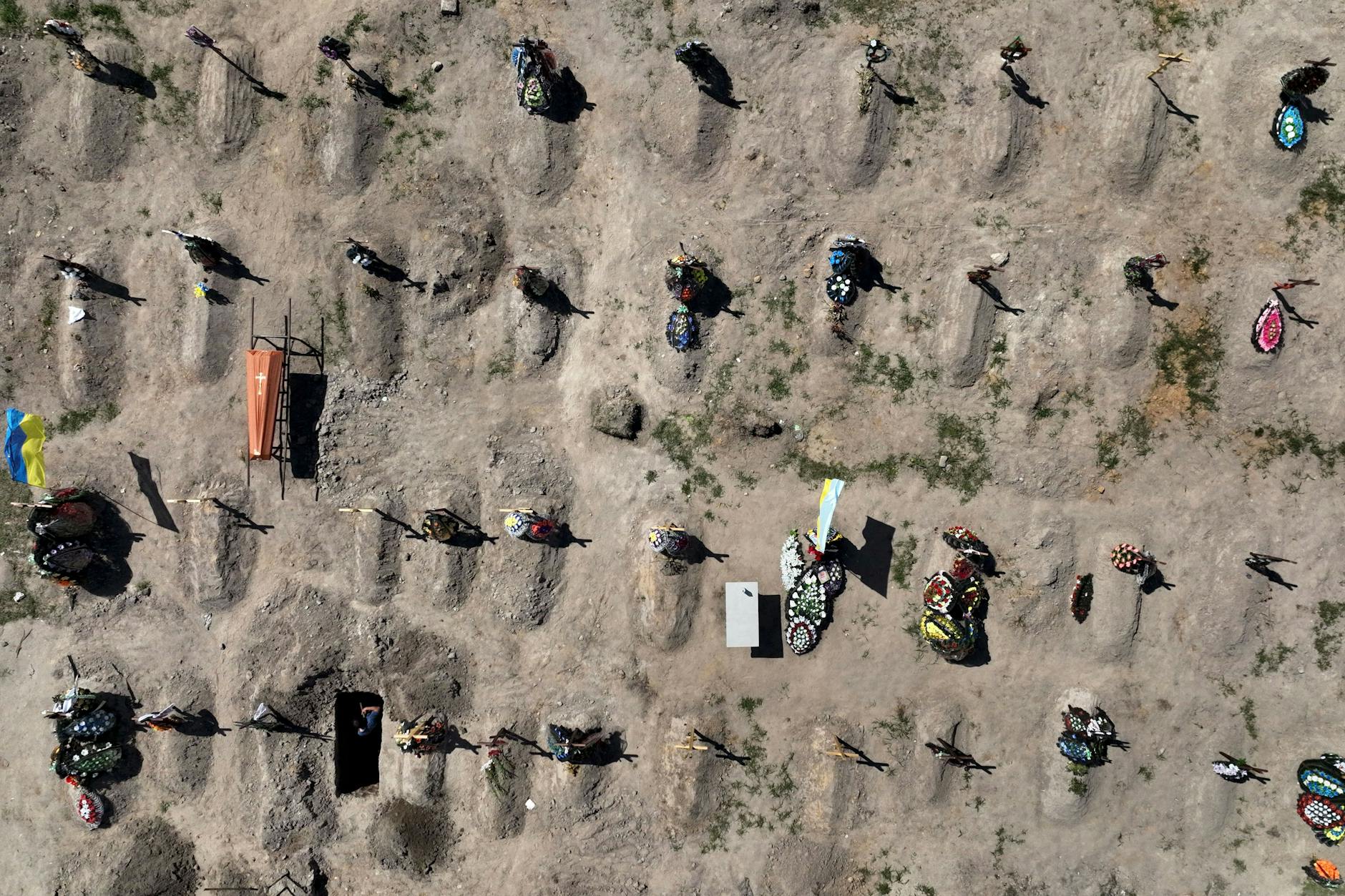 Butscha, Ukraine: Blick auf Gräber von Zivilisten, die während der russischen Invasion 2022 getötet wurden.