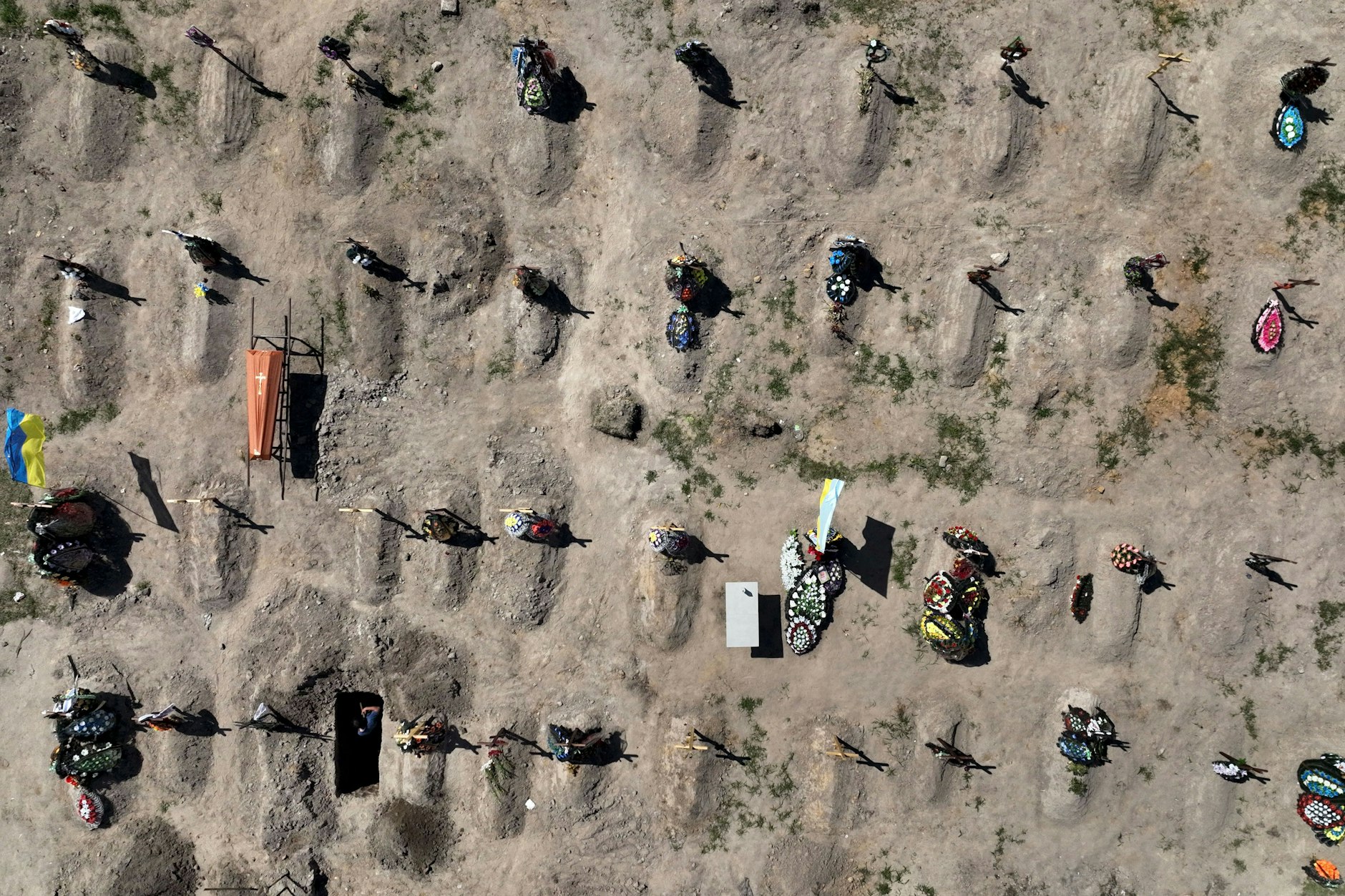 Butscha, Ukraine: Blick auf Gräber von Zivilisten, die während der russischen Invasion 2022 getötet wurden.