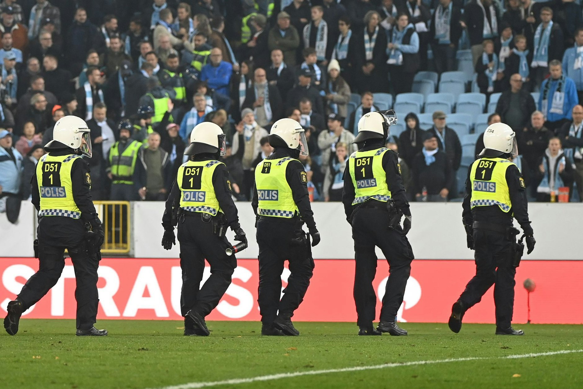 Schwedische Polizisten gingen beim Hinspiel in Malmö während der Spielunterbrechung über den Platz.&nbsp;