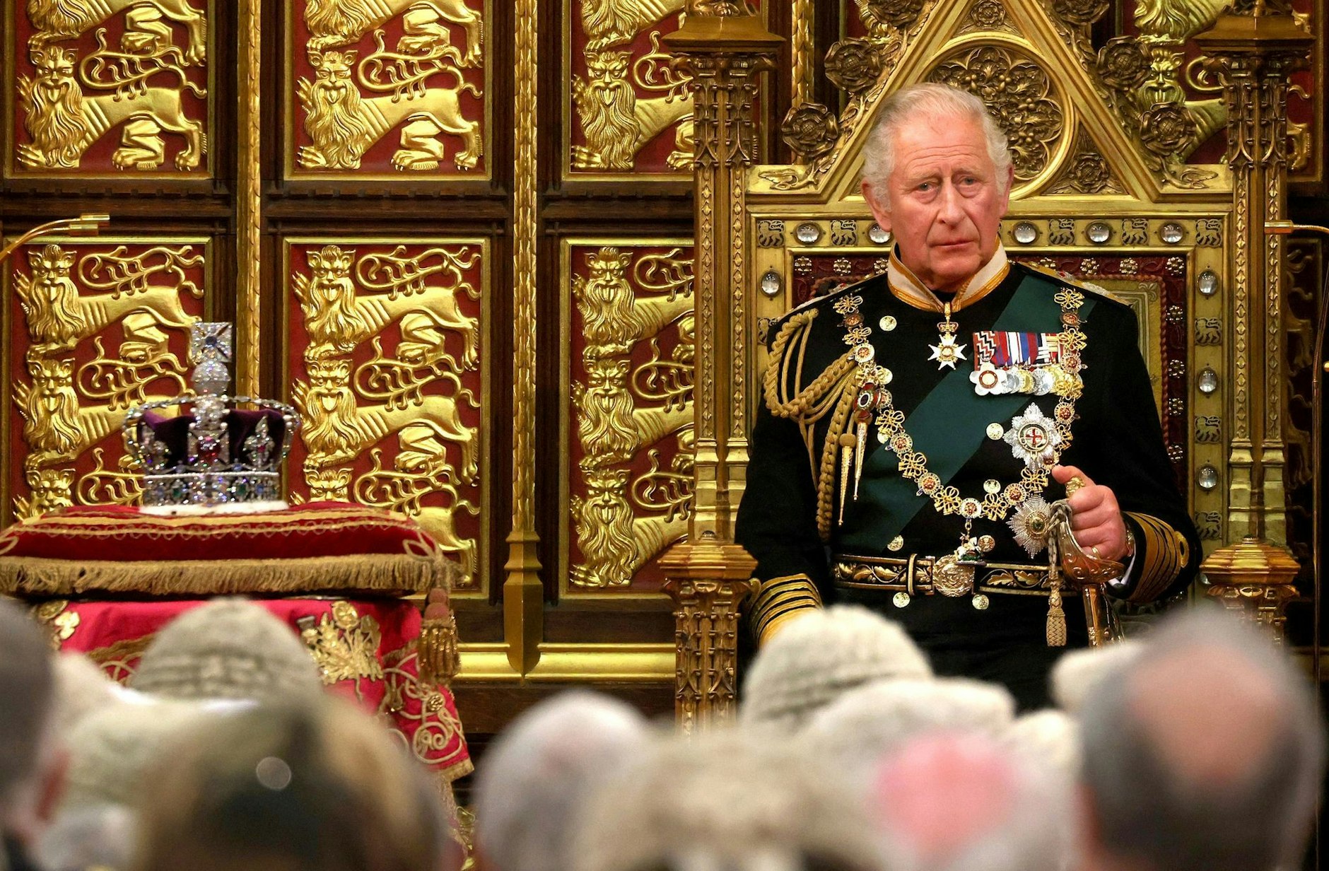 ARCHIV - Charles III. verliest im Mai die Rede der Königin zur Eröffnung der neuen Sitzungsperiode des Parlaments im House of Lords - neben ihm liegt die Imperial State Crown auf einem Kissen.  a