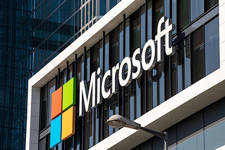 ARCHIV - Das Microsoft-Logo hängt an der Fassade eines Bürogebäudes in der Parkstadt Schwabing, im Norden der bayerischen Landeshauptstadt.  