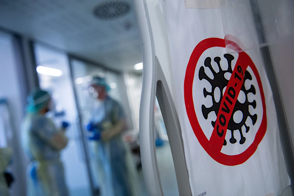 Ein Symbol auf der Intensivstation einer Klinik weist auf den Covid-Bereich hin.  