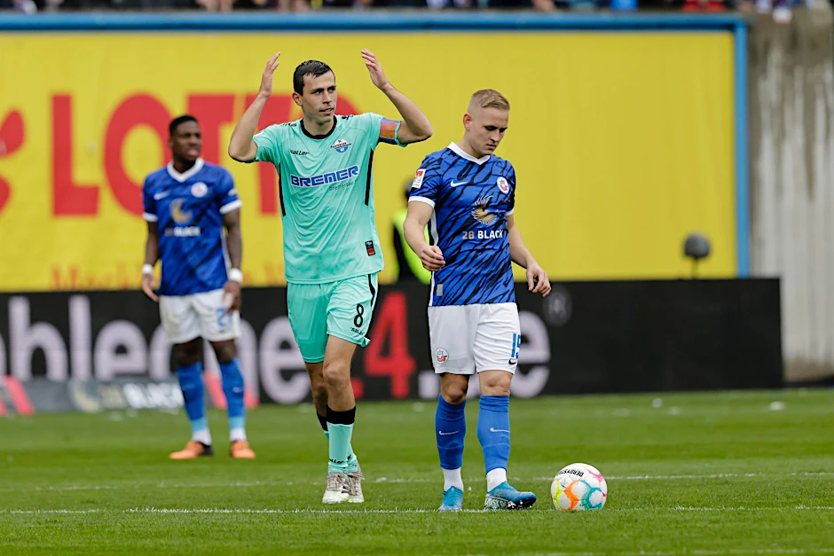 Ron Schallenberg (l) brachte Paderborn in Rostock in Führung.   - Nutzung nur nach schriftlicher Vereinbarung mit der dpa