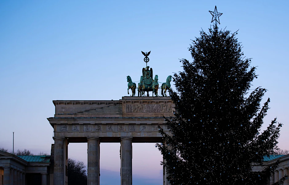 Der geschmückte Weihnachtsbaum steht vor dem Brandenburger Tor.&nbsp;