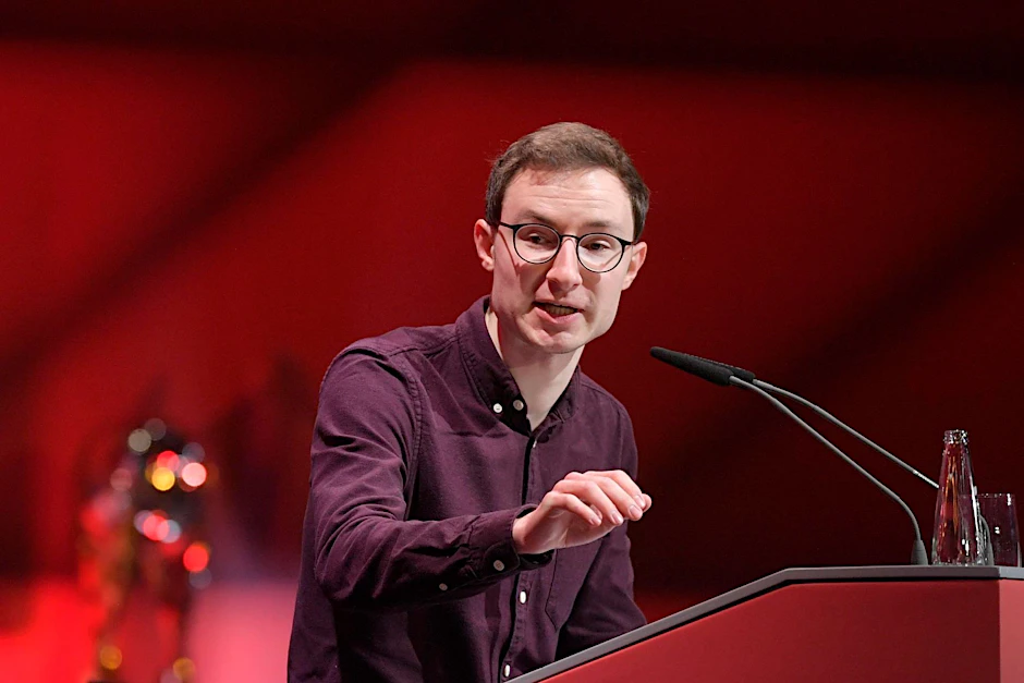 Michael Ott steht bei der Jahreshauptversammlung 2021 am Rednerpult und spricht zum Thema Katar-Sponsoring.  /Archivbild