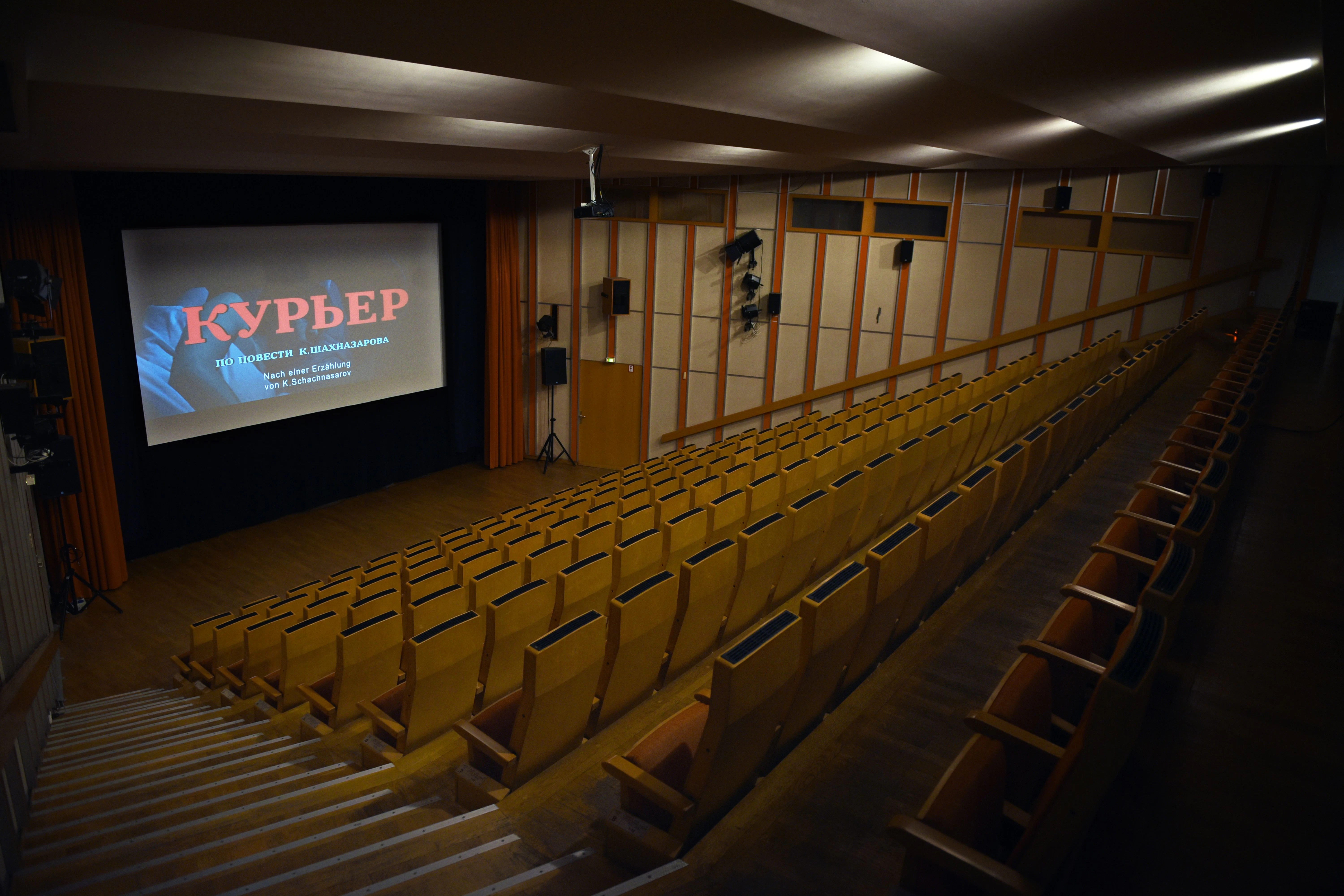 Das Filmtheater des Russischen Hauses vor einer Filmvorführung in russischer Sprache