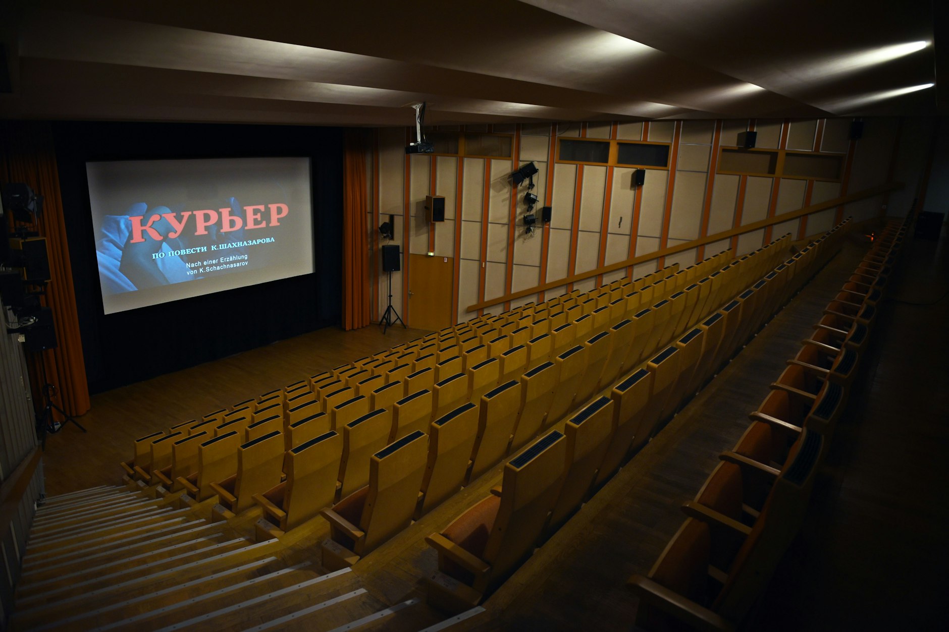 Das Filmtheater des Russischen Hauses vor einer Filmvorführung in russischer Sprache