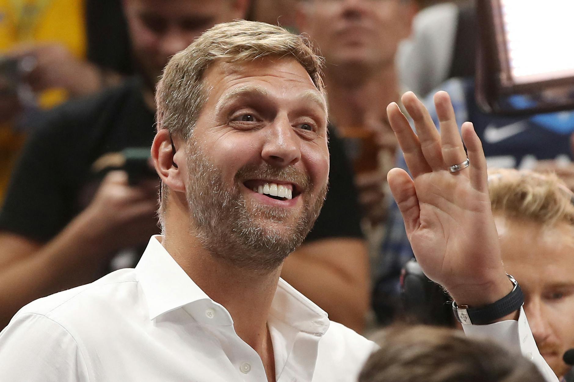 Für Dirk Nowitzki geht es bald um die Wurst. Der Basketballstar eröffnet in Dallas ein Restaurant.