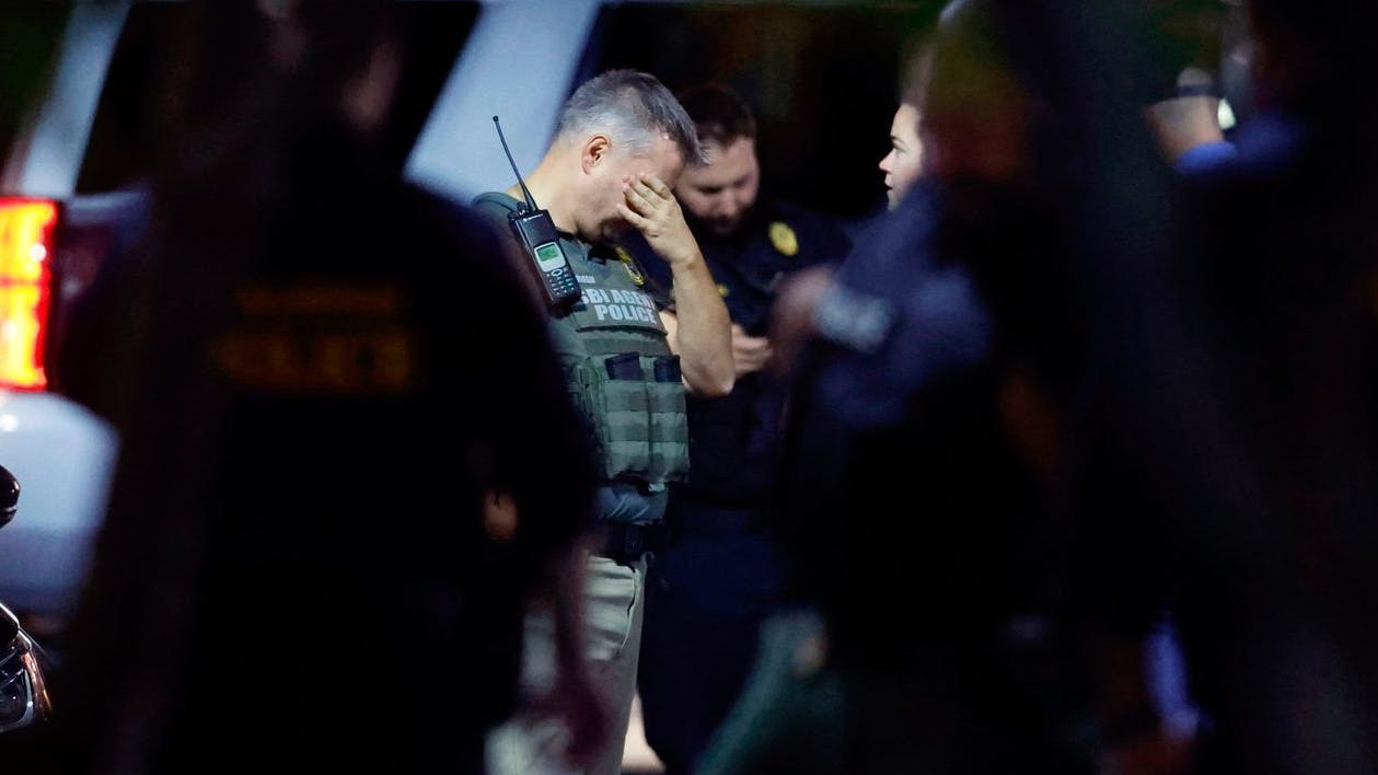 In einer Stadt in North Carolina wurden fünf Menschen durch Schüsse getötet. Ein Polizist macht einen verzweifelten Eindruck. 