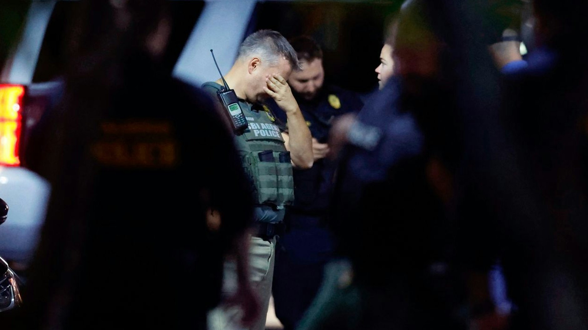 In einer Stadt in North Carolina wurden fünf Menschen durch Schüsse getötet. Ein Polizist macht einen verzweifelten Eindruck.&nbsp;