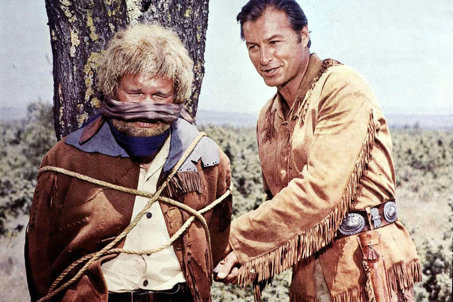 „Winnetou III“ (1965): Ralf Wolter als Sam Hawkens neben Lex Barker als Old Shatterhand