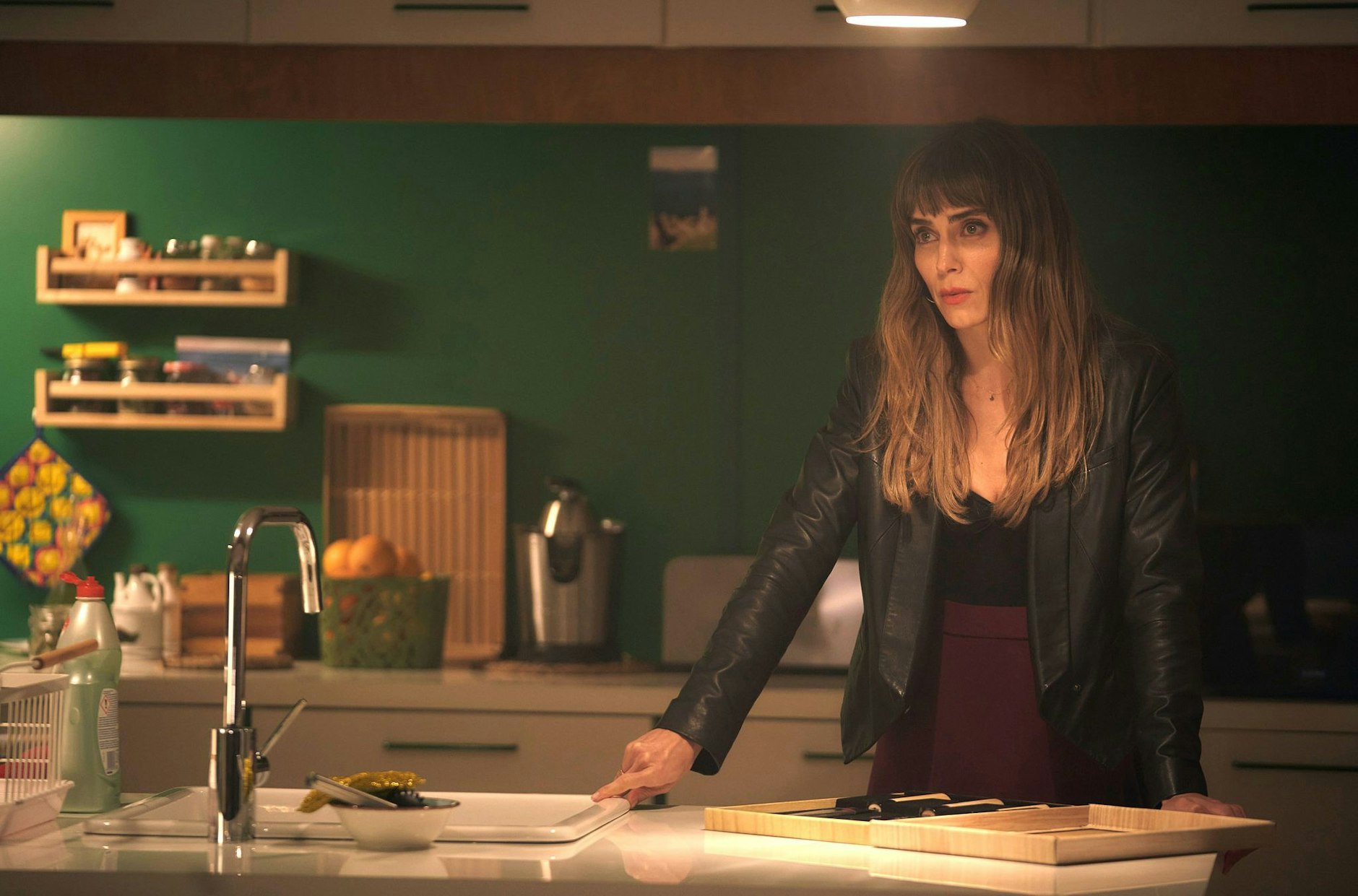 HANDOUT - Nach der Veröffentlichung eines Videos, auf dem sie beim Sex mit ihrem Schüler zu sehen ist, steht das Leben von Macarena (Irene Arcos) auf dem Kopf. Zu sehen gibt es die Drama-Serie «You Shall Not Lie - Tödliche Geheimnisse» in der Nacht vom 14. auf den 15. Oktober im Ersten - und anschließend in der ARD-Mediathek.  ilmax/Arca Audiovisual/dpa