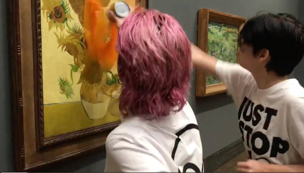 Klima-Aktivisten kippen Tomatensuppe auf van Goghs „Sonnenblumen“