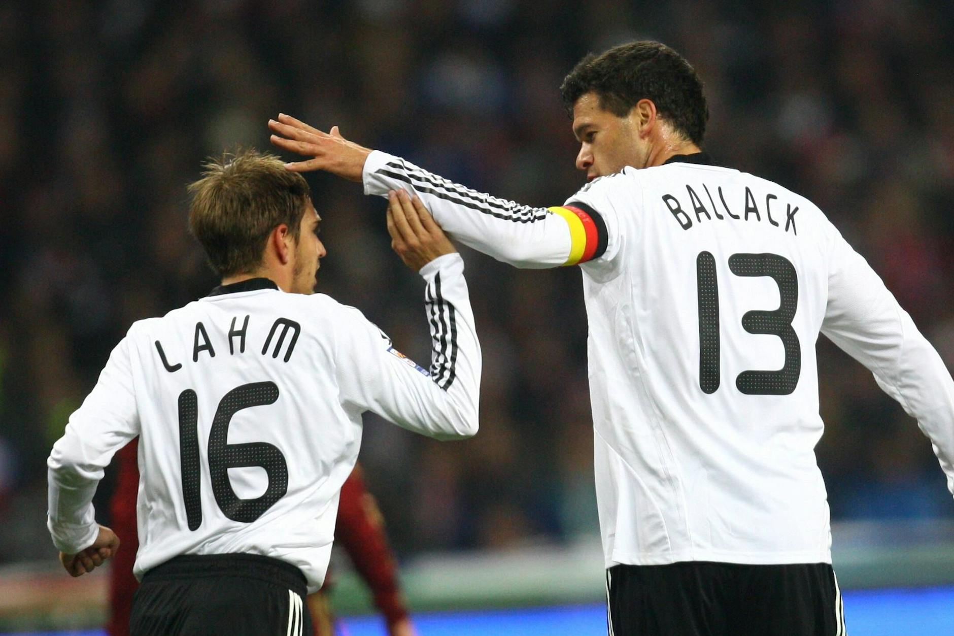 Phlipp Lahm (l.) und Michael Ballack schrieben zusammen bei DFB und auch beim FC Bayern ein Stück deutsche Fußball-Geschichte.