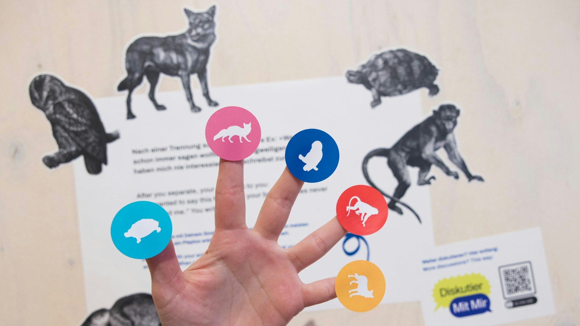 In der Ausstellung kann der Besucher bestimmen, welches Streittier er ist. Etwa ein Fuchs, der strategisch und opportunistisch streitet, aber seine Abneigung gegen andere Meinungen schlecht verbergen kann. Oder aber eine Eule, die Lösungsvorschläge anbietet und oft Kompromisse eingeht, manchmal sogar zum eigenen Nachteil. 