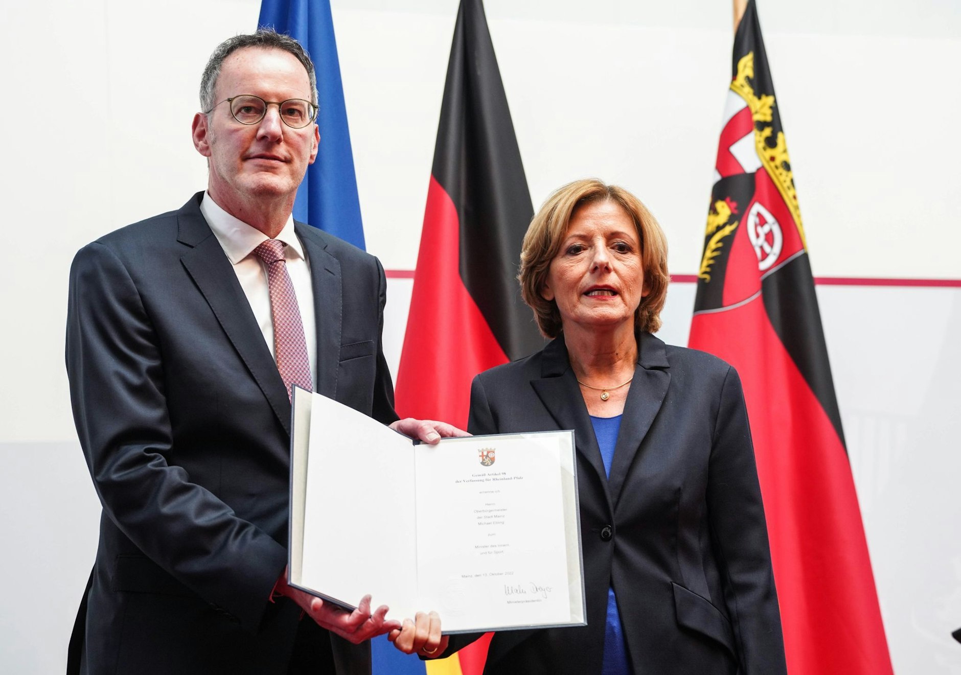 Der bisherige Oberbürgermeister von Maiz, Michael Ebling (SPD, l), bekommt die Ernennungsurkunde zum neuen Innenminister von Rheinland-Pfalz in der Staatskanzlei von Ministerpräsidentin Malu Dreyer (SPD) überreicht.  