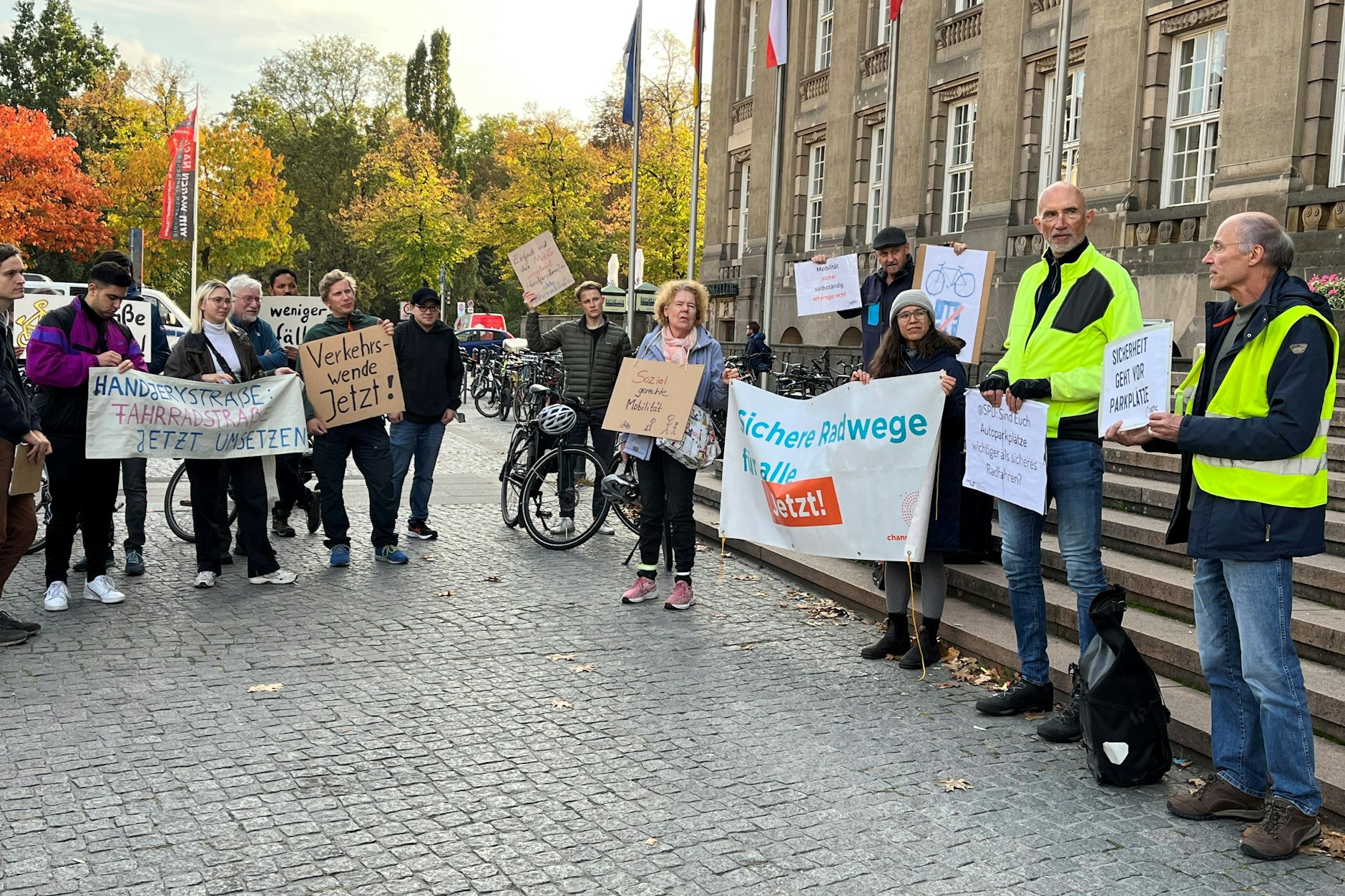 Vor dem Rathaus Schöneberg demonstrieren Bürger dafür, die Planung umzusetzen – acht Jahre nach Beginn der Diskussion. Das Netzwerk fahrradfreundliches Tempelhof-Schöneberg hat zur der Kundgebung aufgerufen.