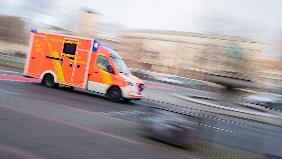 ARCHIV - Ein Rettungswagen fährt mit Blaulicht zu einem Einsatz.  bild