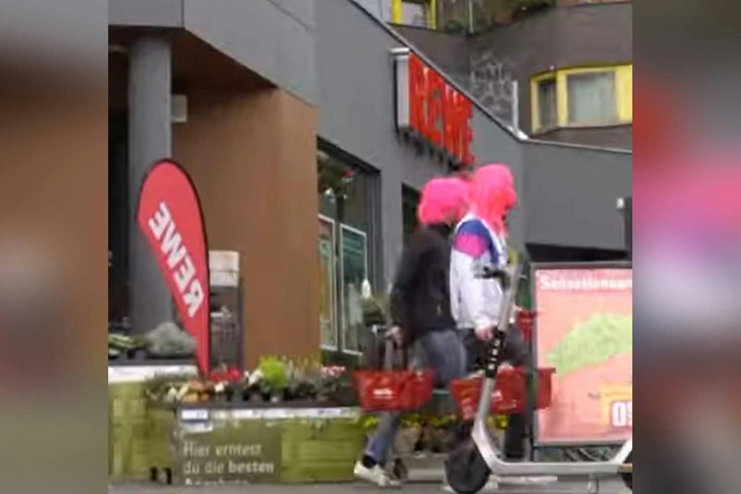 Eine Initiative klaut aus Supermärkten und verteilt die Ware.