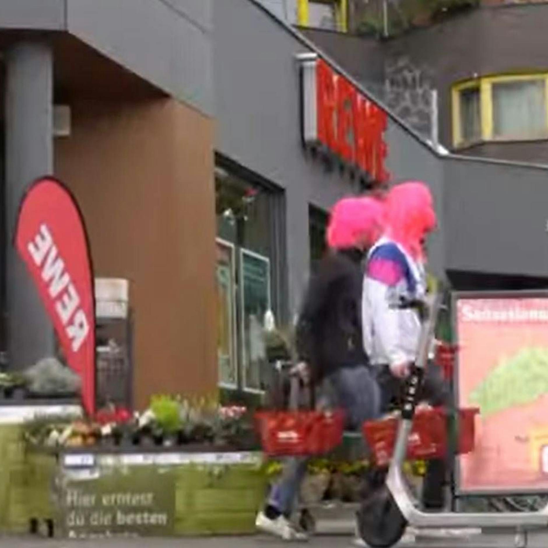 Extreme Preissteigerungen: Berliner Initiative klaut im Supermarkt und verteilt die Lebensmittel