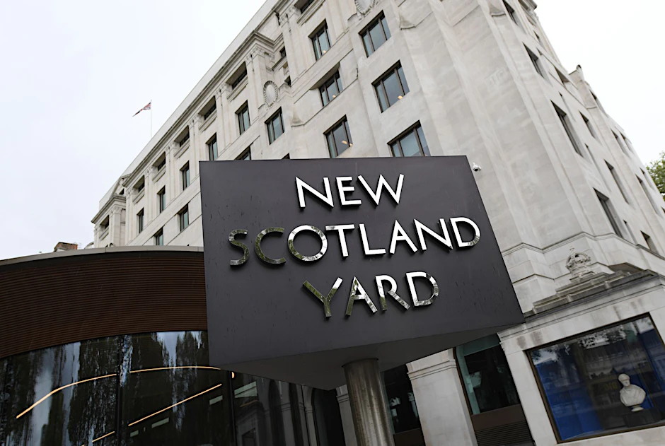 ARCHIV - Die Polizeibehörde Scotland Yard in London kommt nicht aus den Schlagzeilen.  