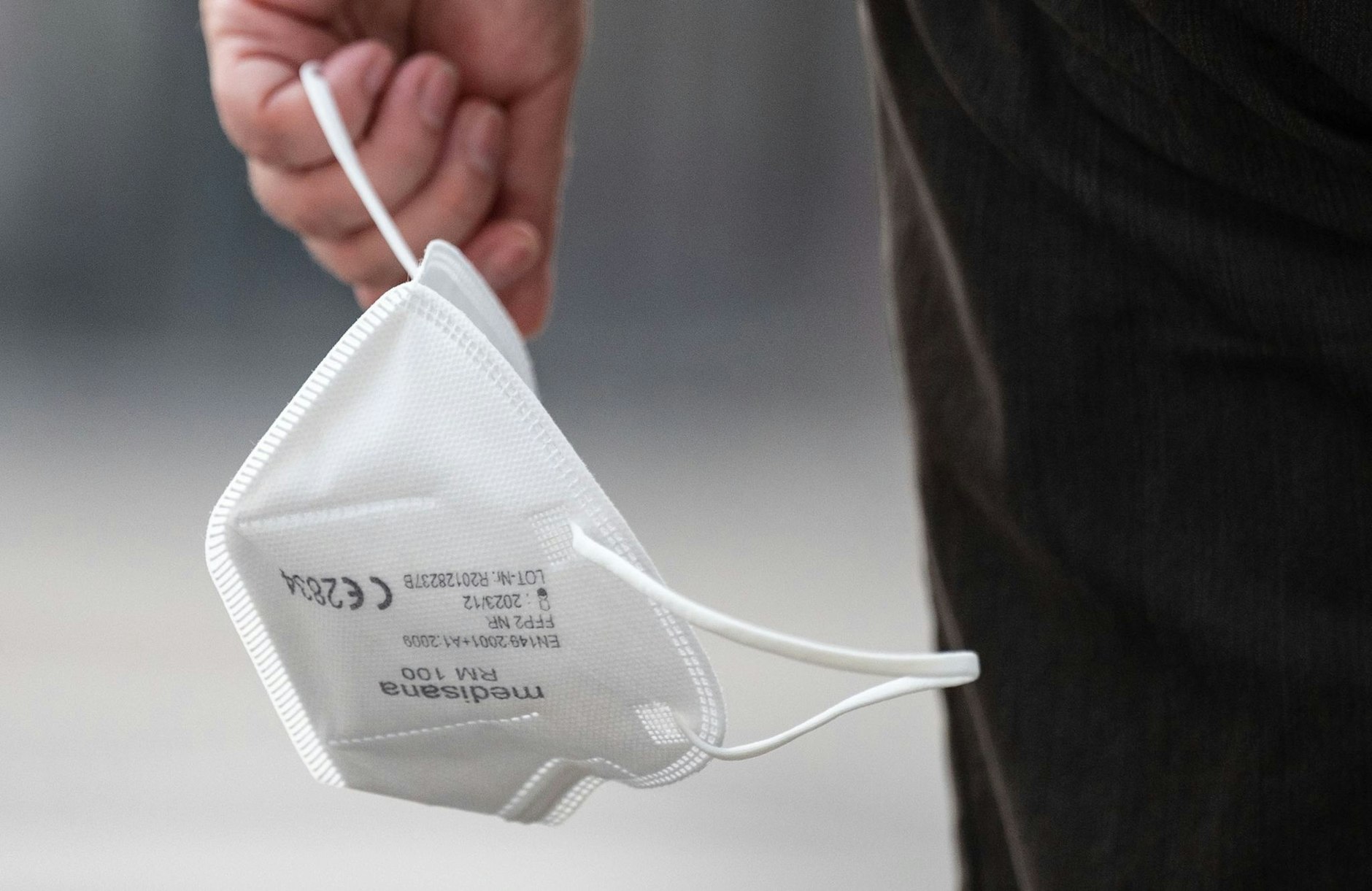 ARCHIV - Kommt bald wieder eine FFP2-Maskenpflicht in Innenräumen?  