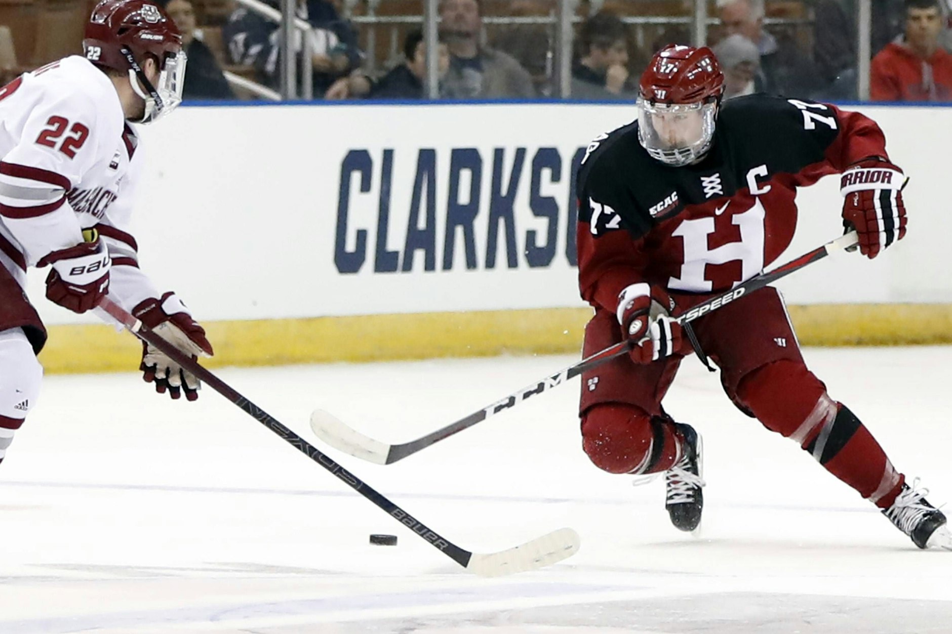 In seiner Karriere stürmte Lewis Zerter-Gossage auch mal für die Harvard University, in der Saison 2018/2019 sogar als Kapitän.