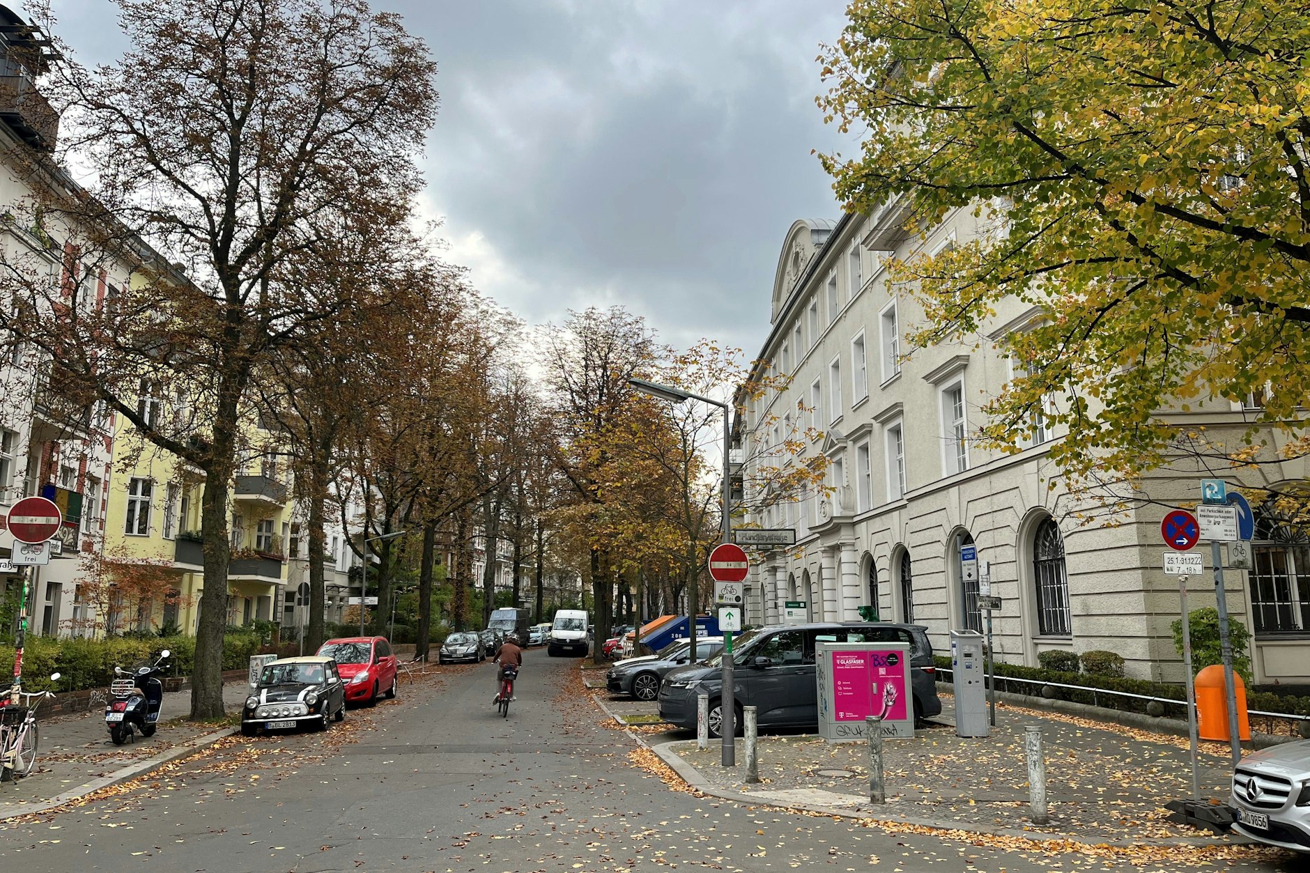 Der Südabschnitt führt vom Renée-Sintenis-Platz zur Bundesallee. Der Bezirk will die Querparkplätze erhalten und die Längsparkplätze links streichen. Der nun beschlossene Antrag fordert den Erhalt aller Autostellflächen.