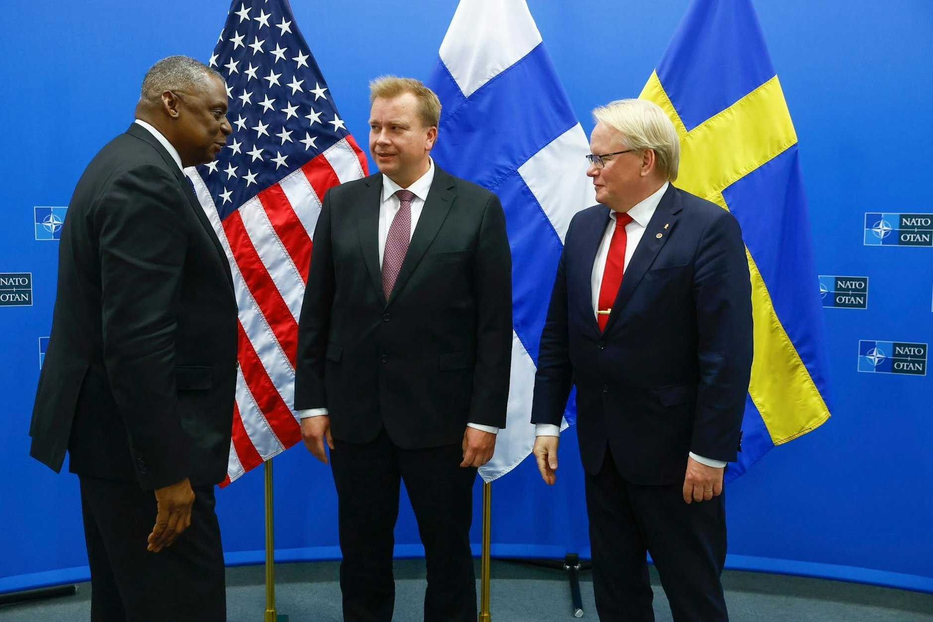 Lloyd Austin (l), Verteidigungsminister der USA, begrüßt Antti Kaikkonen (M), Verteidigungsminister von Finnland, und Peter Hultqvist, Verteidigungsminister von Schweden, am Rande des Treffens der NATO-Verteidigungsminister im NATO-Hauptquartier.  