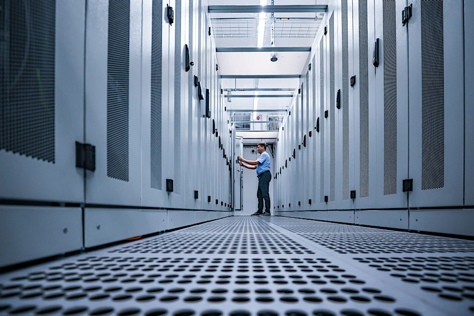 Michael Freitag, Gruppenleiter Datacenter-Management, überprüft Serverschränke im neuen Rechenzentrum im Datacenter Leipzig.  