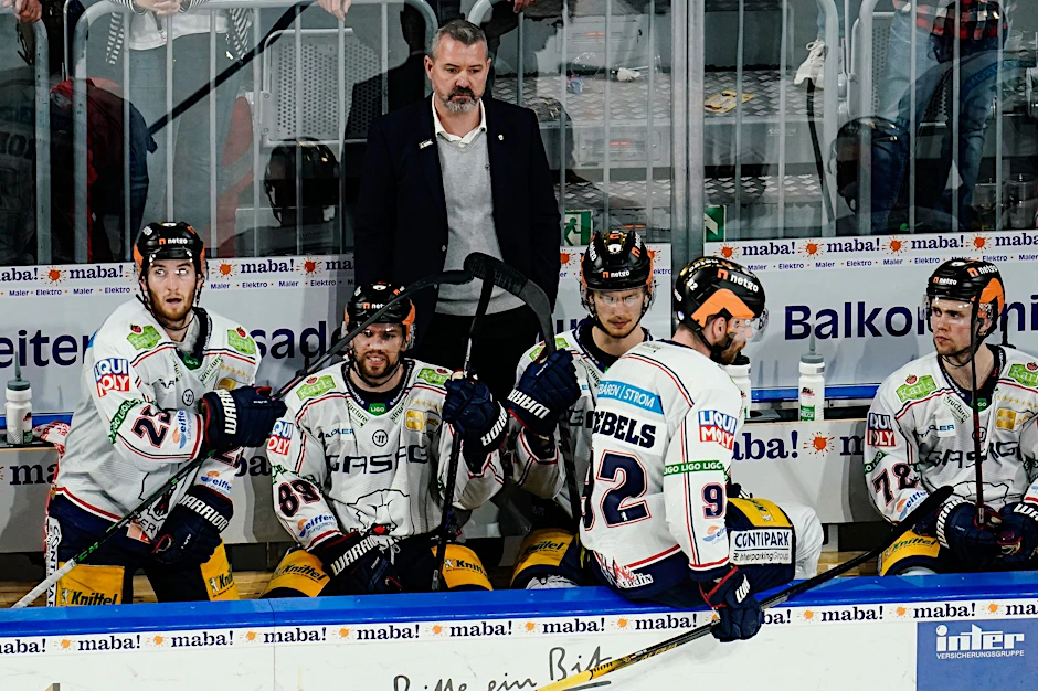 Berlins Trainer Serge Aubin steht an der Spielerbank.  