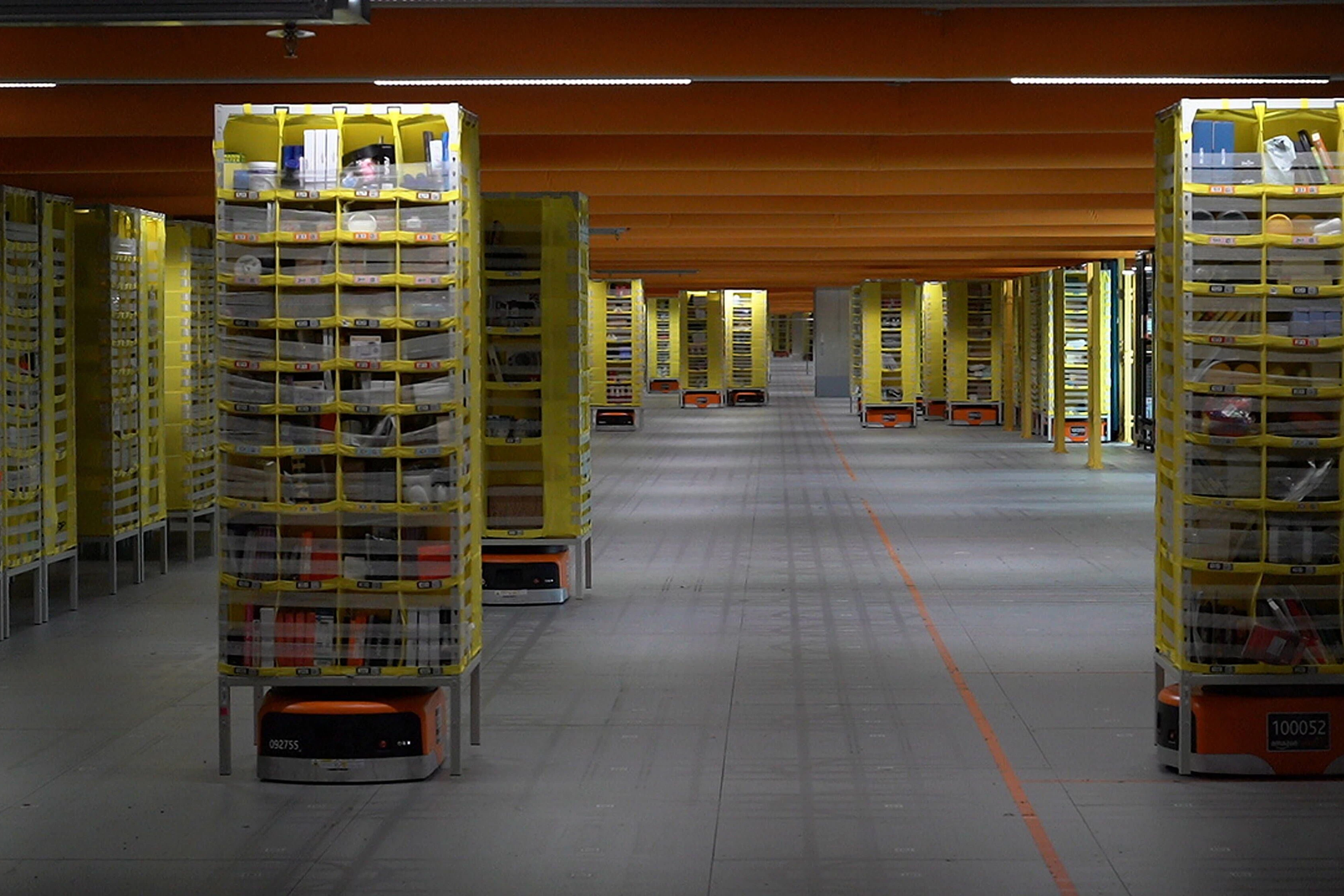 Amazon-Logistik-Zentrum: Regale, die per Amazon Robotics gesteuert werden