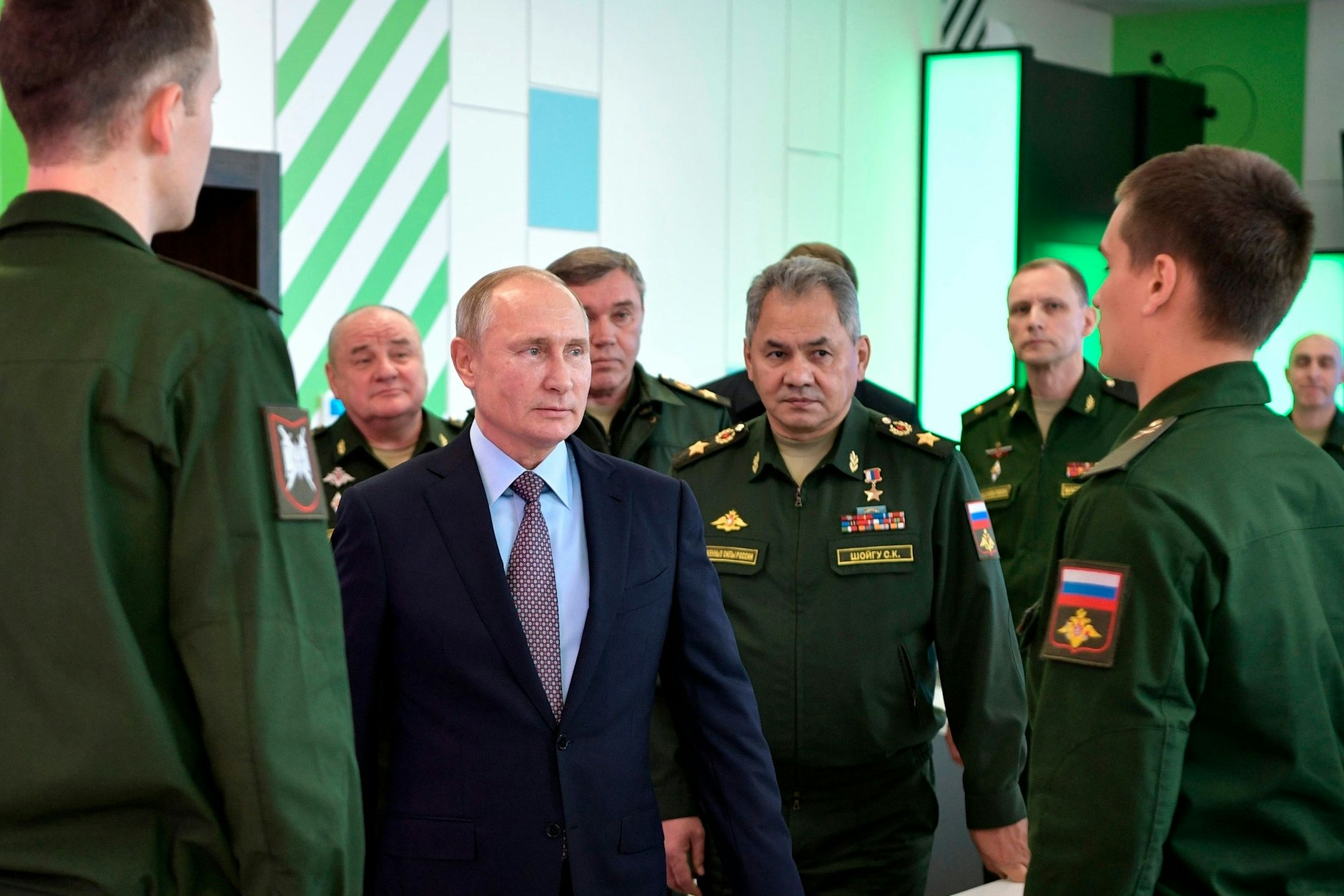 Russlands Präsident Wladimir Putin (Mitte l), besucht mit Sergei Schoigu (Mitte r), Verteidigungsminister Russlands, den ERA Military Innovation Technopark.