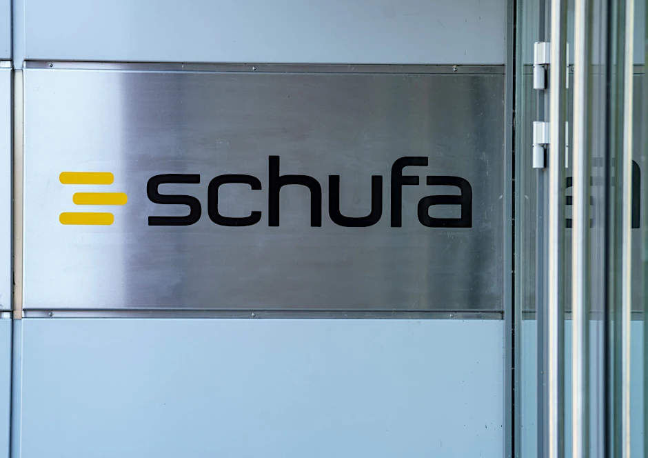 ARCHIV - Ein Score-Simulator auf der Website der Wirtschaftsauskunftei soll beantworten, wie der Schufa-Score berechnet wird  und was bei der Kreditwürdigkeit eine Rolle spielt.  