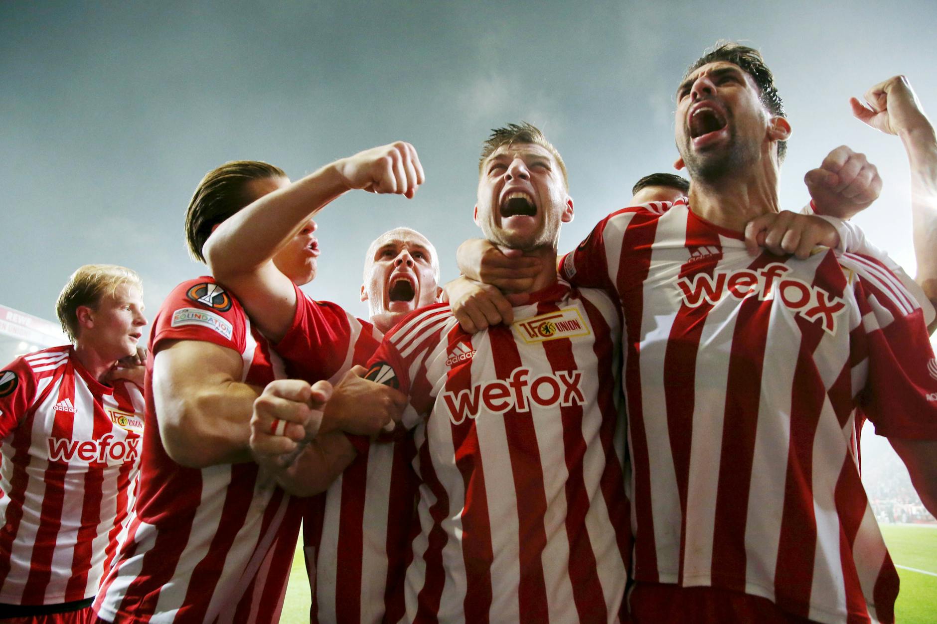 Robin Knoche jubelt mit den werten Kollegen nach seinem Elfmetertor gegen Malmö FF.