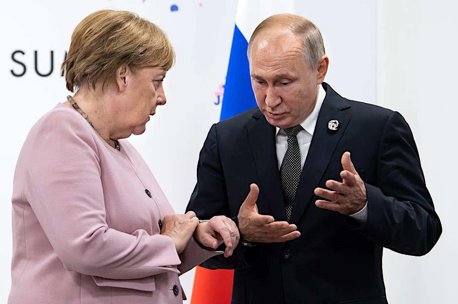 ARCHIV - Altkanzlerin Angela Merkel trifft sich am Rande des G20-Gipfels 2019 mit Kremlchef Wladimir Putin.  
