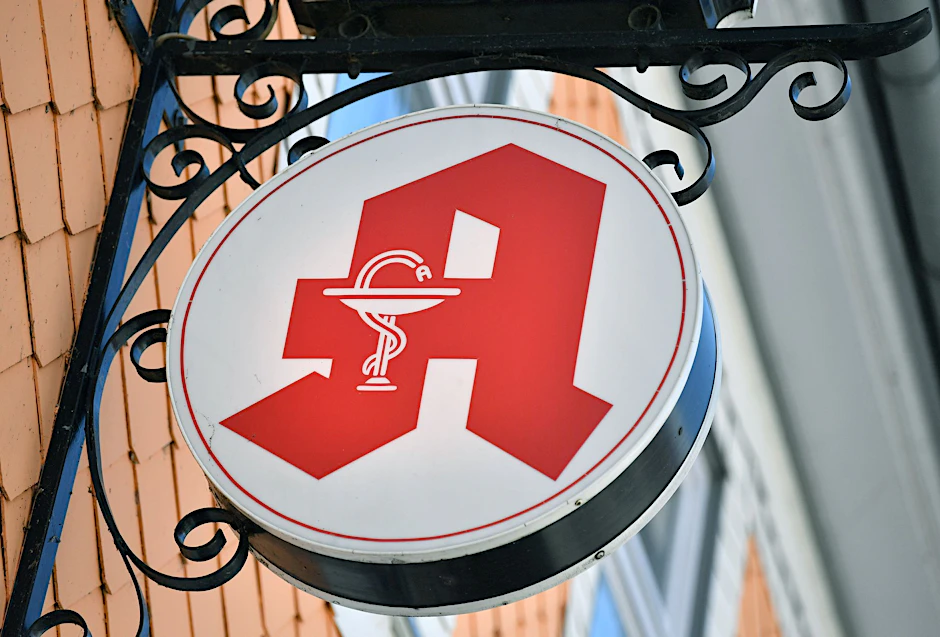 ARCHIV - Das Apothekenzeichen hängt an einer Hausfassade.  a/Symbolbild