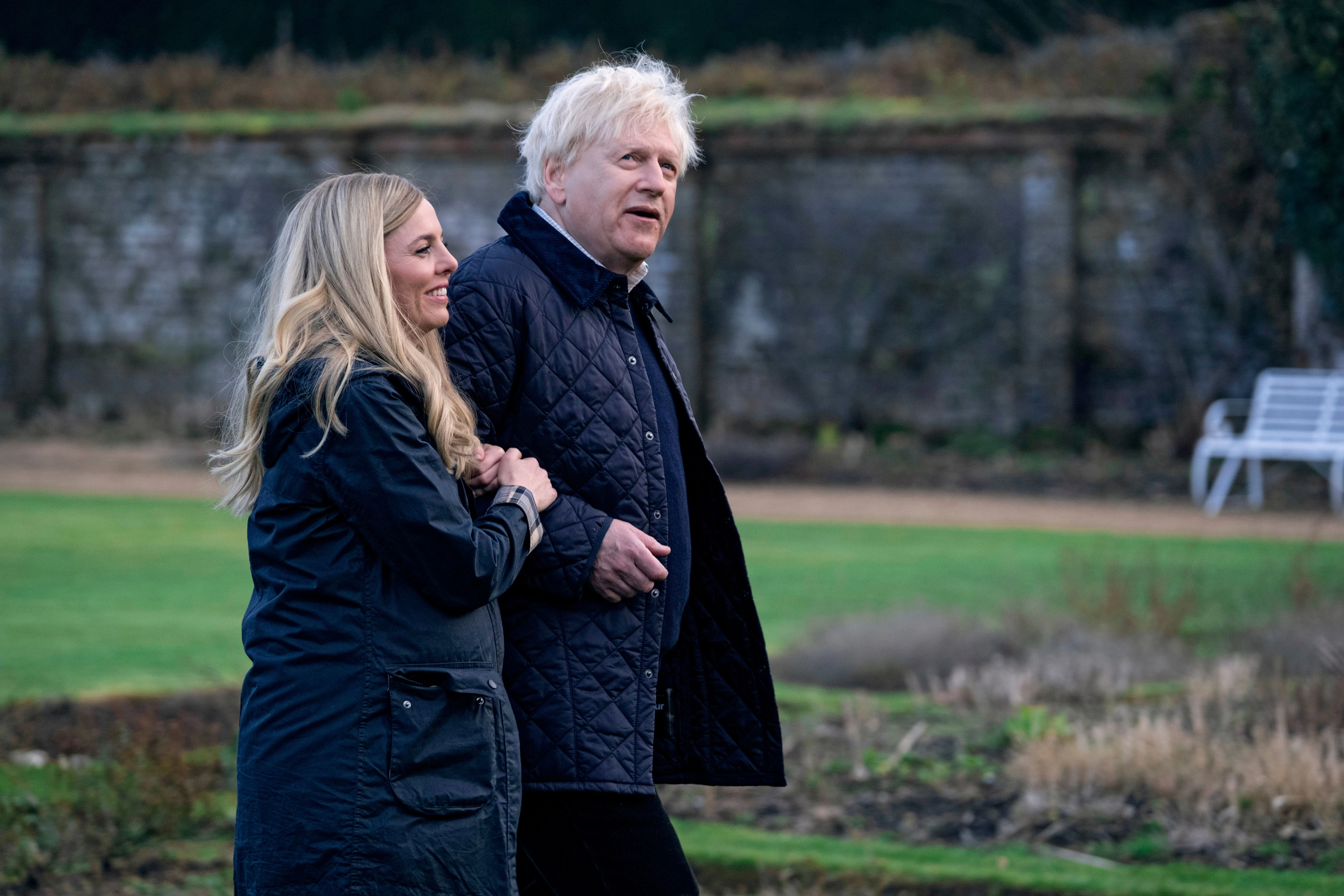 Persönliches Drama oder Analyse eines Politikversagens? Boris Johnson (Kenneth Branagh) und seine Freundin Carrie Symonds (Ophelia Lovibond) wissen es auch nicht.