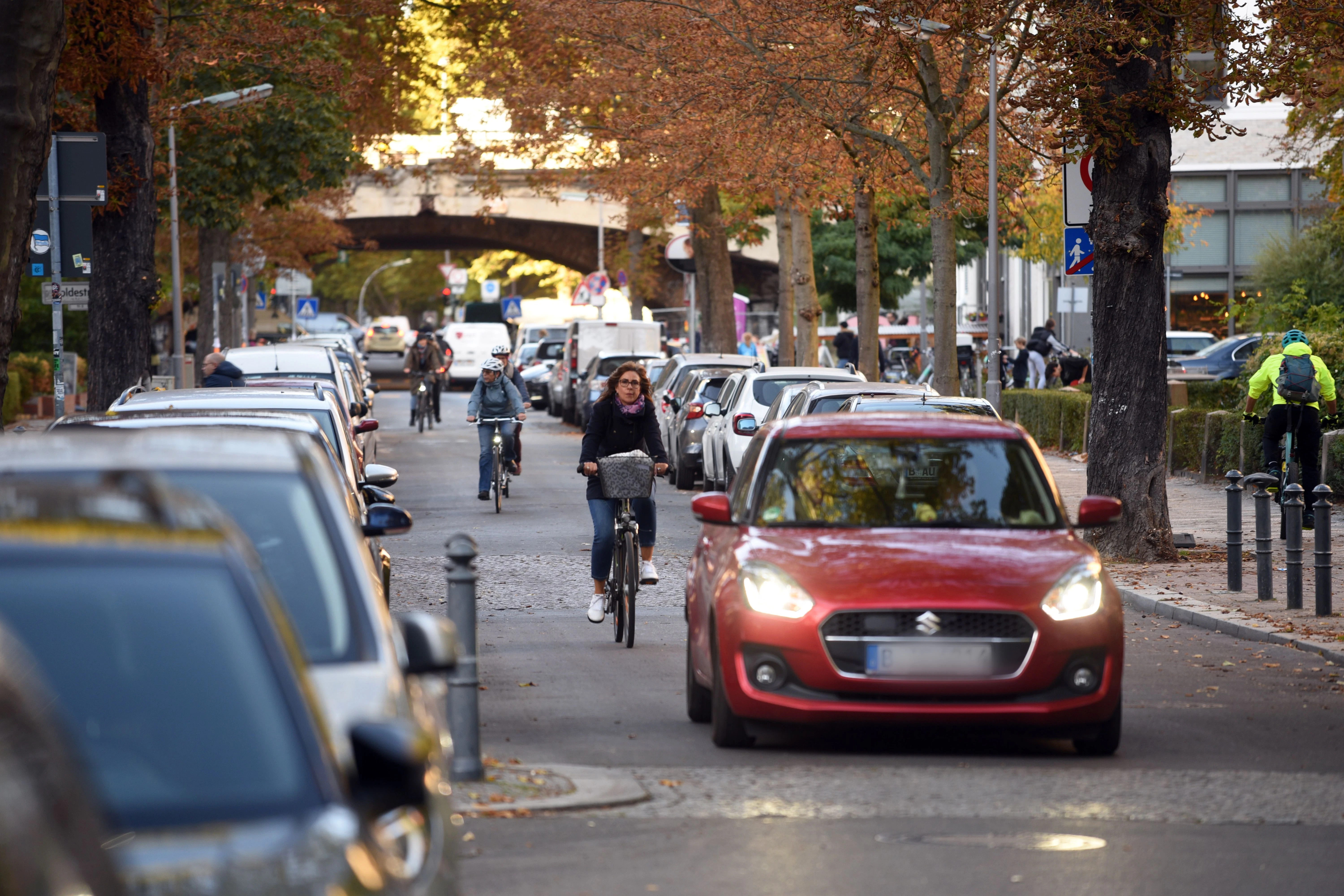 In der Handjerystraße, hier der Nordabschnitt, darf derzeit noch auf beiden Seiten geparkt werden. Der Bezirk möchte dies jeweils nur noch auf einer Seite erlauben, weil dort eine Fahrradstraße entstehen soll. Das gibt Ärger.