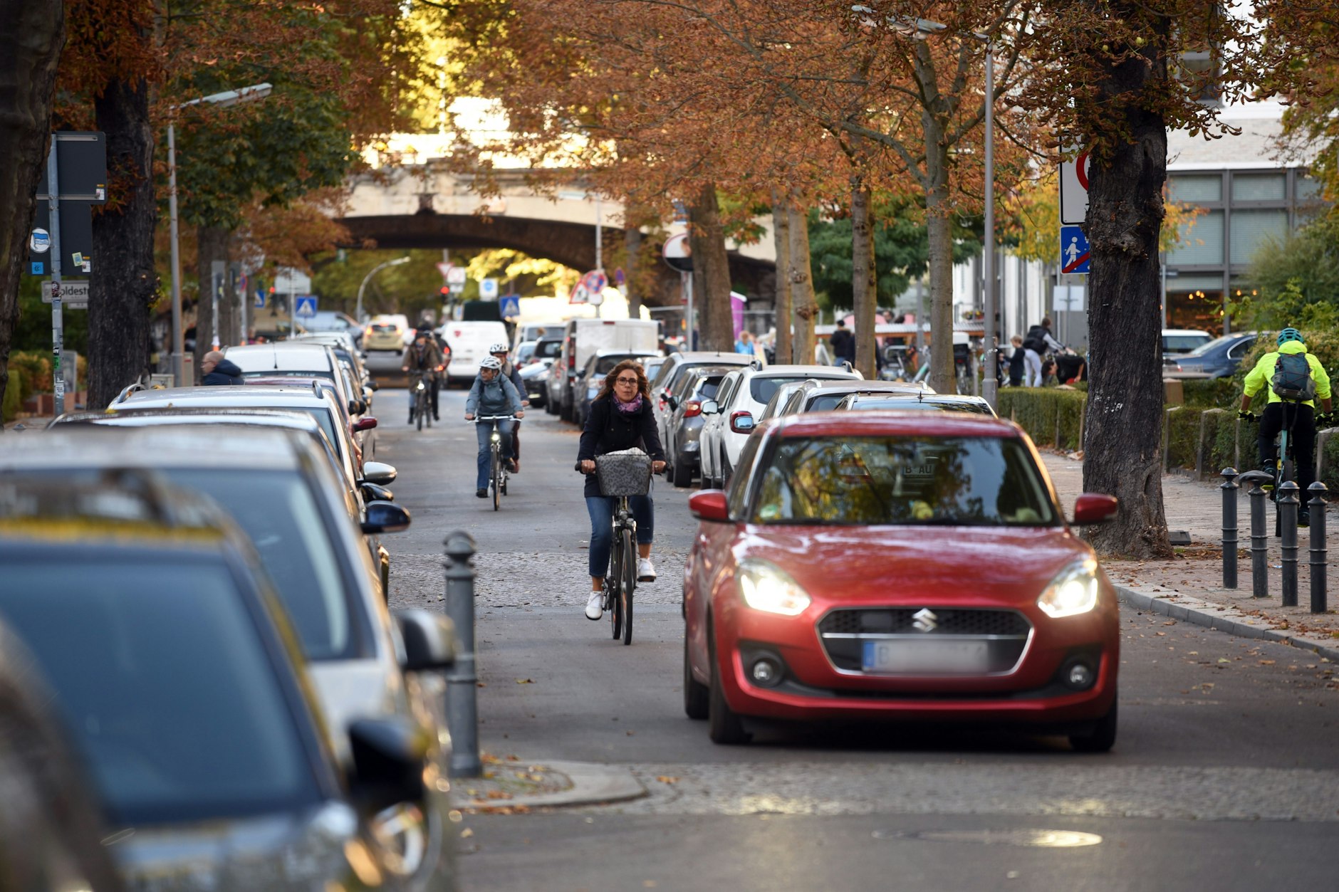 Ganz schön eng. In der Handjerystraße, hier der Nordabschnitt, darf derzeit noch auf beiden Seiten geparkt werden. Der Bezirk möchte dies ab 2023 jeweils nur noch auf einer Seite erlauben.