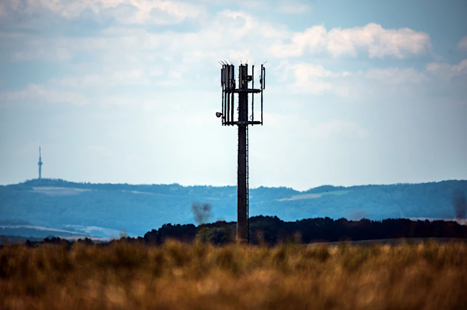 ARCHIV - Ende 2025 laufen in Deutschland die Lizenzen für einige Mobilfunk-Frequenzen aus.  