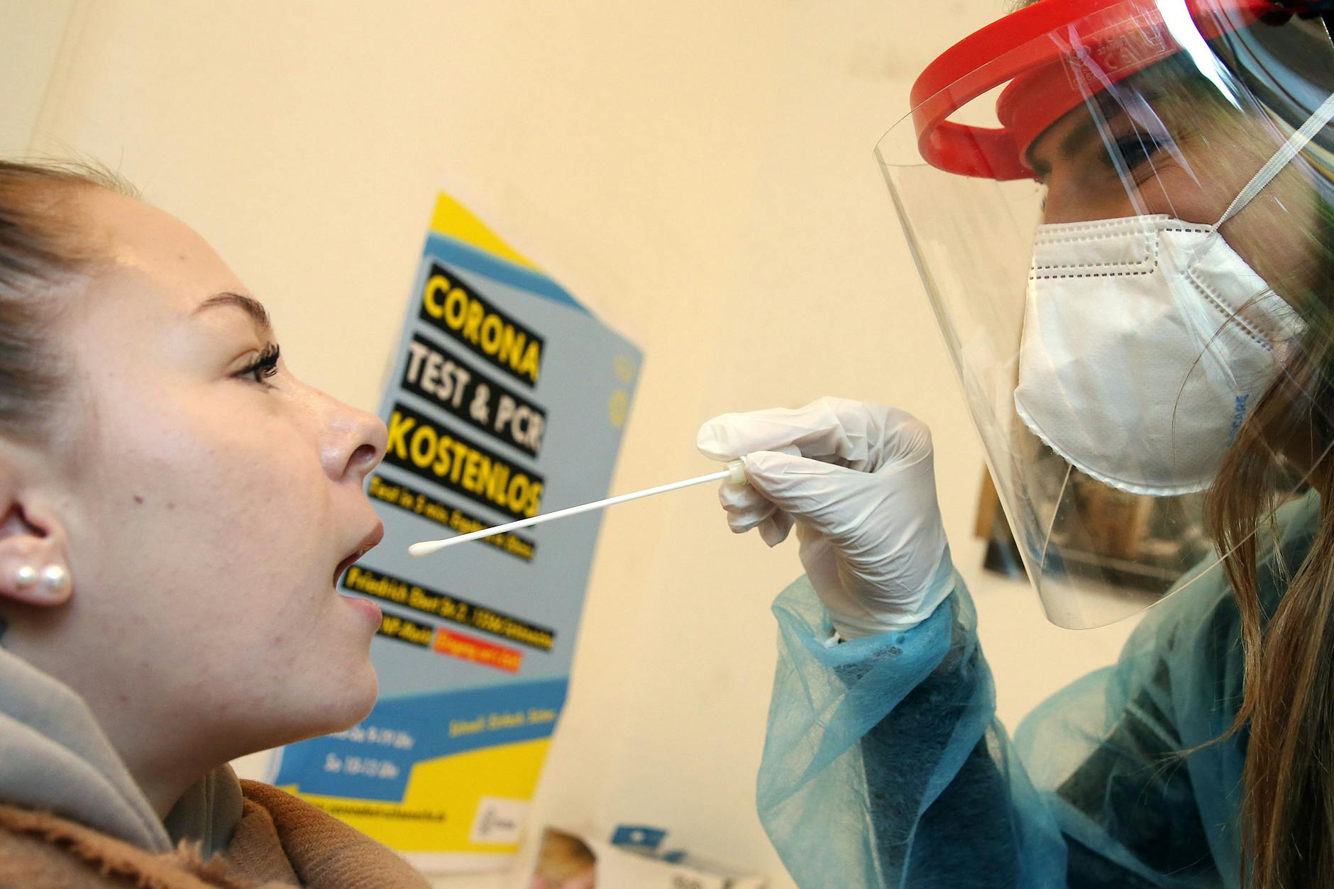 Eine Corona-Teststelle in Schöneiche bei Berlin: Viele dieser Einrichtungen haben dichtgemacht, seitdem der kostenlose Bürgertest abgeschafft wurde.