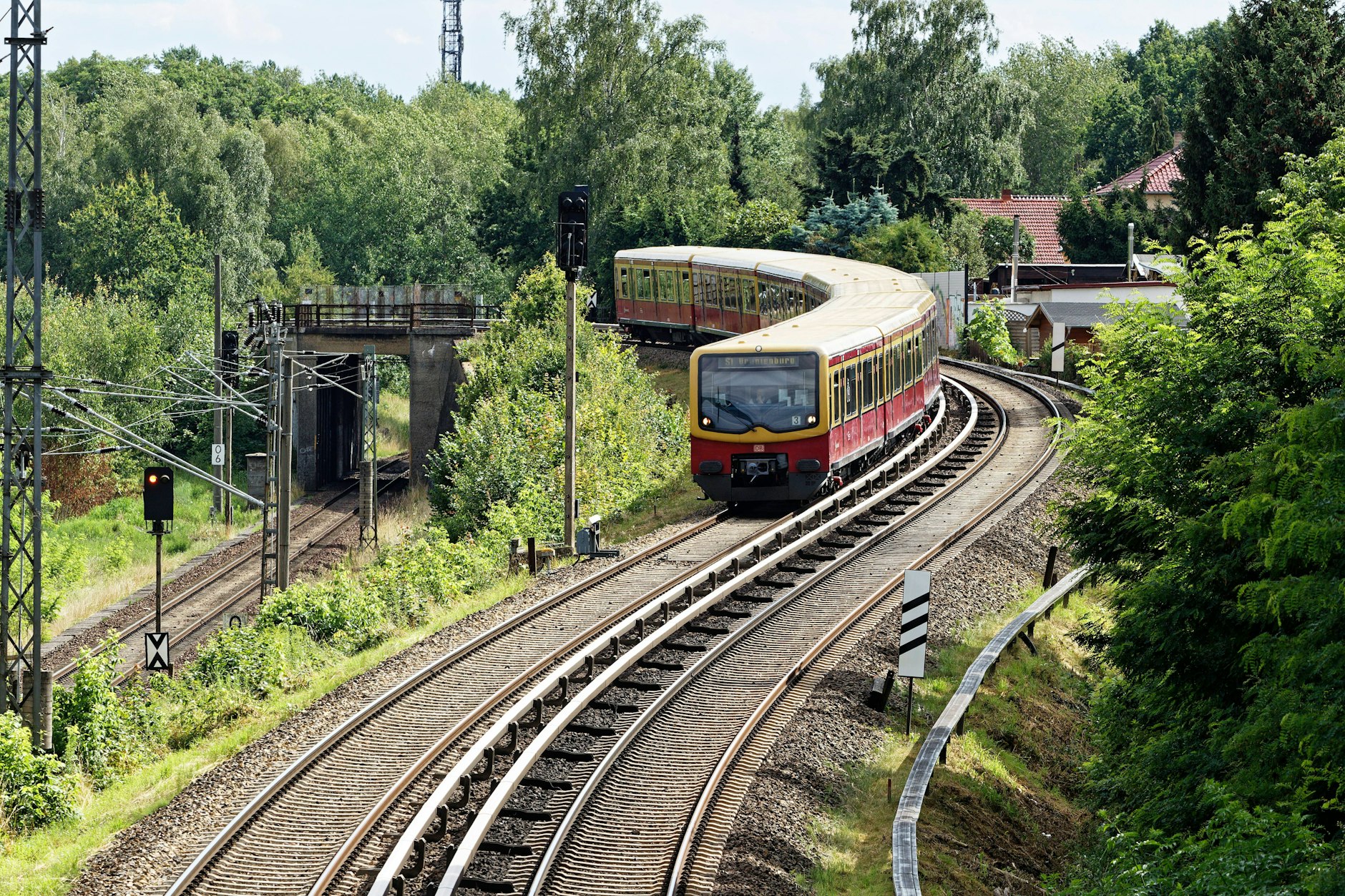 Von Nord nach Süd zwischen Brandenburg und Berlin unterwegs: ein Zug der S1 bei Birkenwerder.