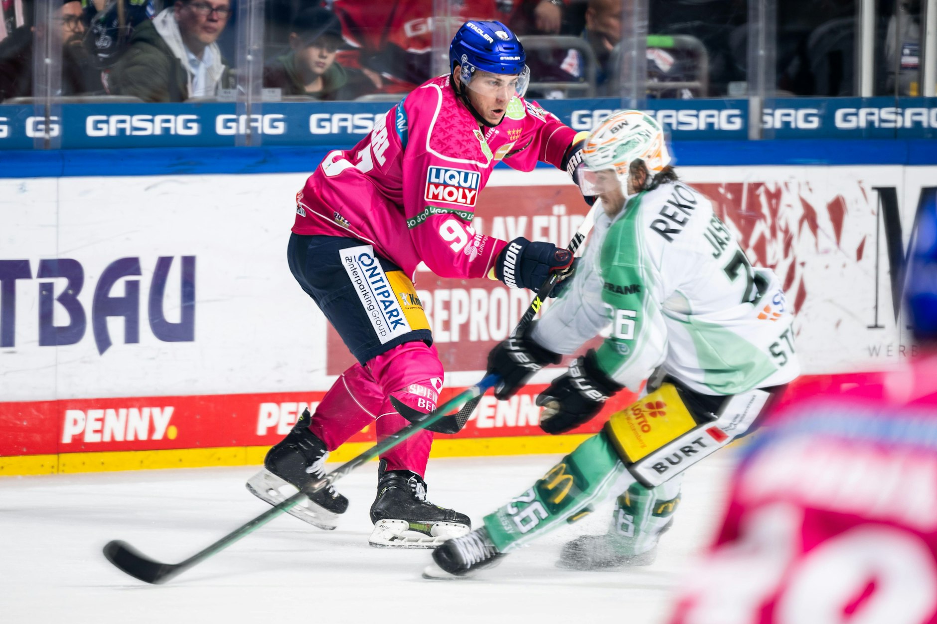 Eisbären-Knipser Leo Pföderl (l.) gibt gegen Bietigheim und Evan Jasper seinen Saison-Einstand. 