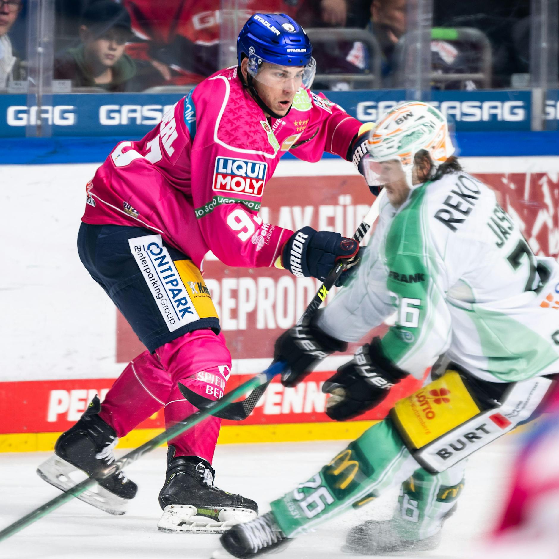 Ach nee, Eisbären Berlin blamieren sich beim Saison-Einstand von Leo Pföderl