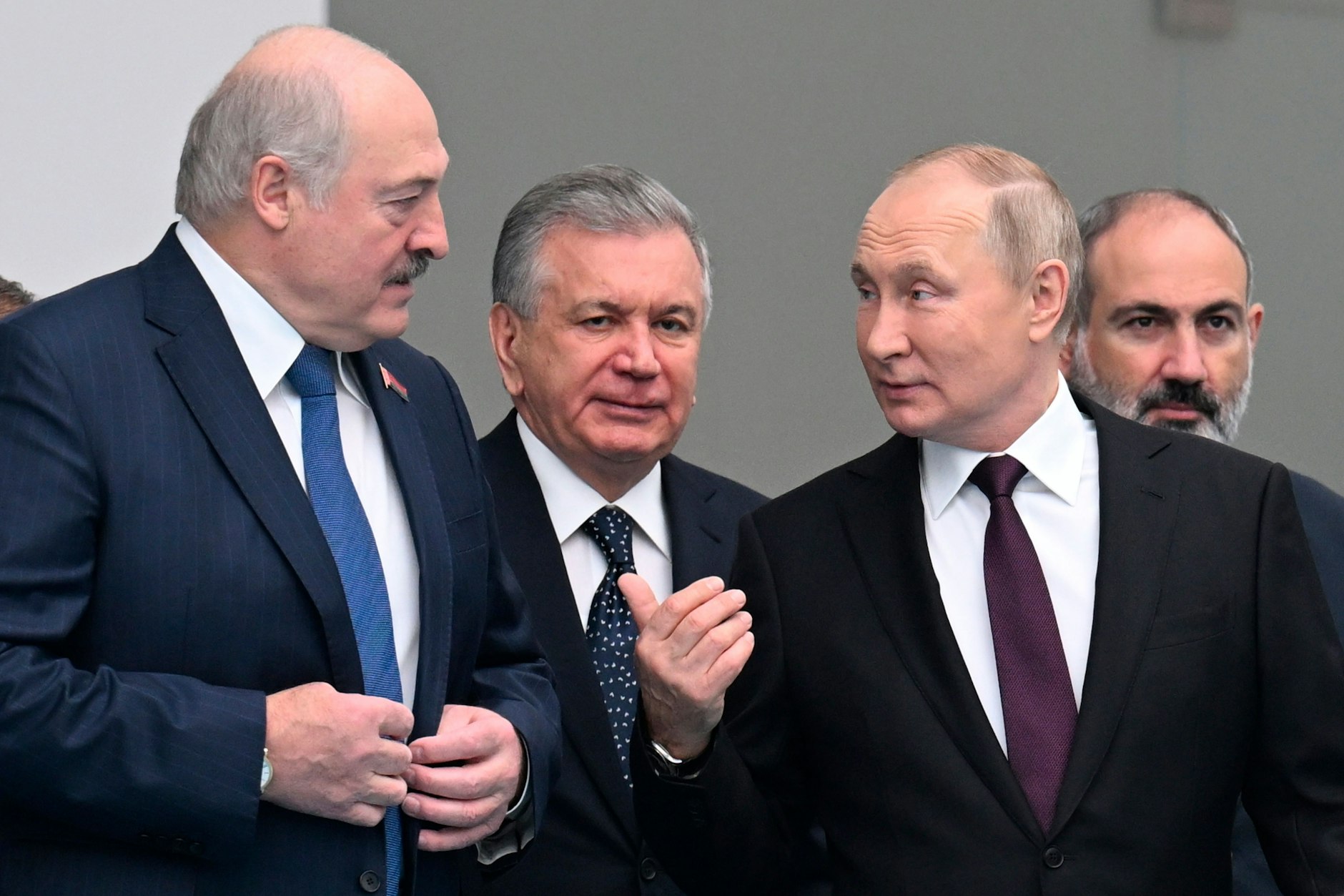 Plant der belarussische Machthaber Alexander Lukaschenko (l.) zusammen mit Russlands Präsident Wladimir Putin (r.) einen Angriff auf die Ukraine?