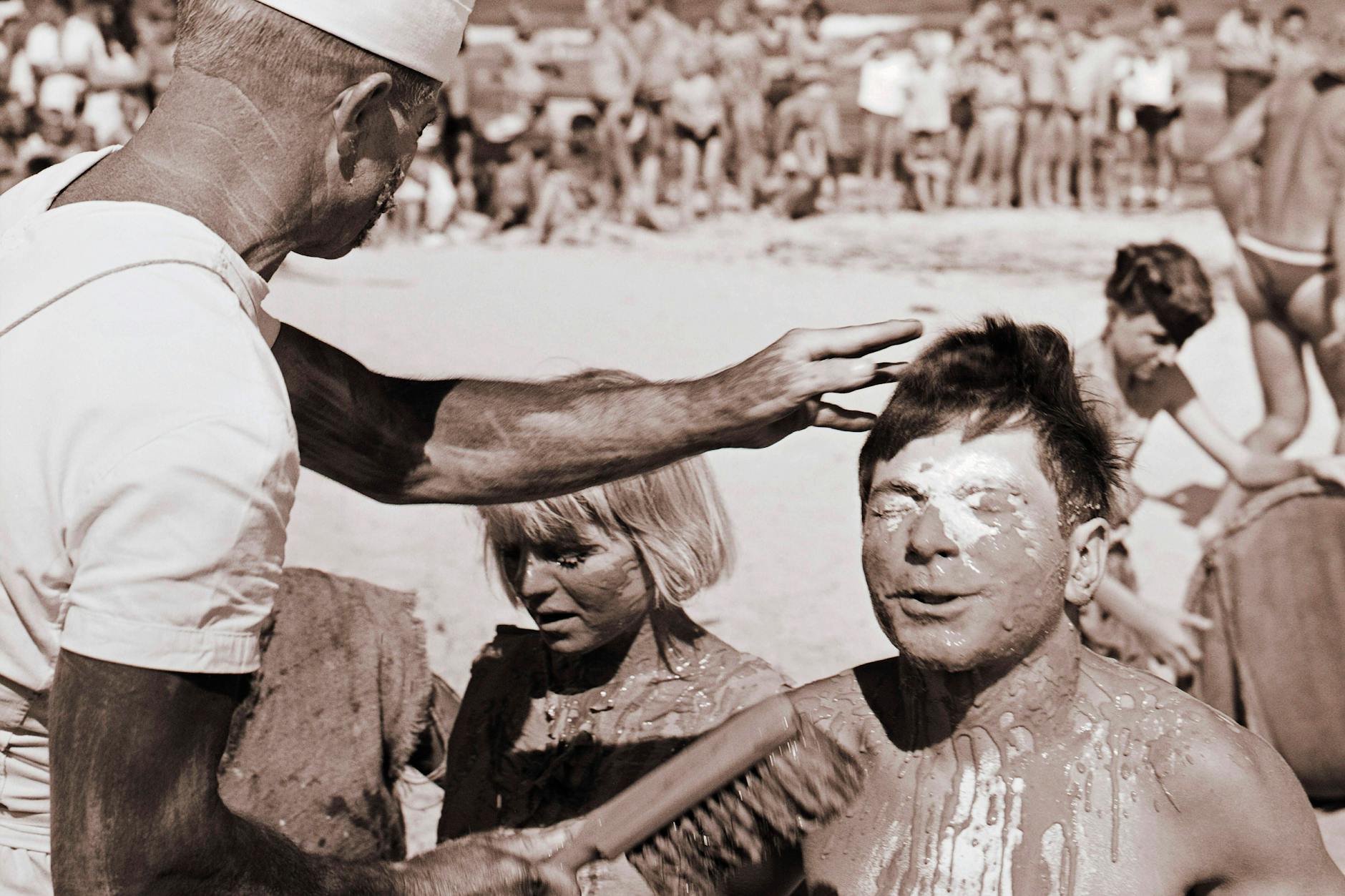 DDR-Ostseesommer, im Ferienlager der IG Wismut in Binz auf Rügen wird ein Neptunfest gefeiert.