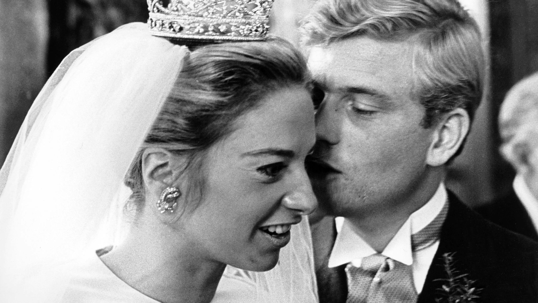 Das frisch vermählte Ehepaar Ferfried Prinz von Hohenzollern und Prinzessin Angela von Hohenzollern bei ihrer Trauung 1968. 